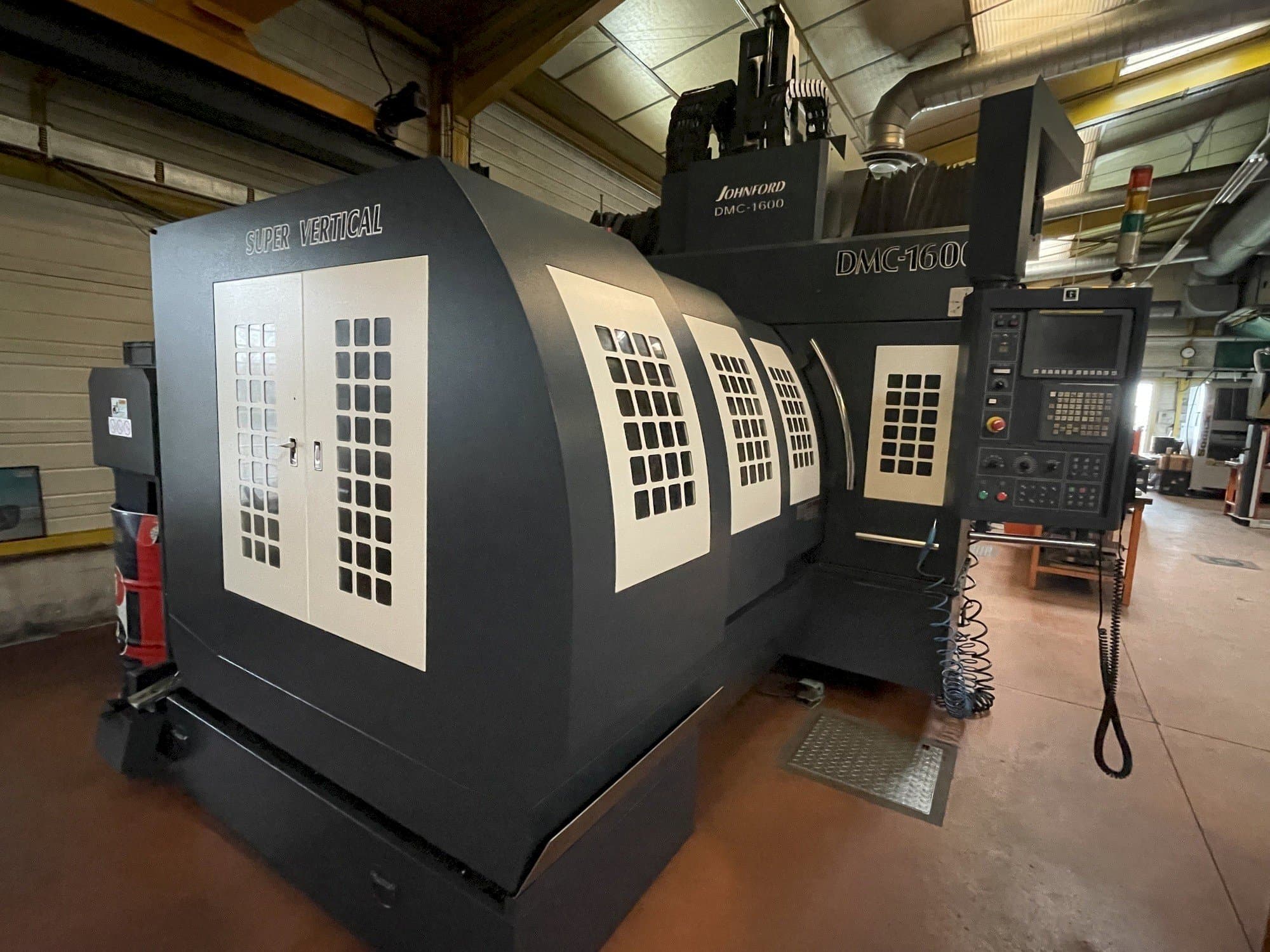 Koneen  Johnford DMC 1600 vasen näkymä