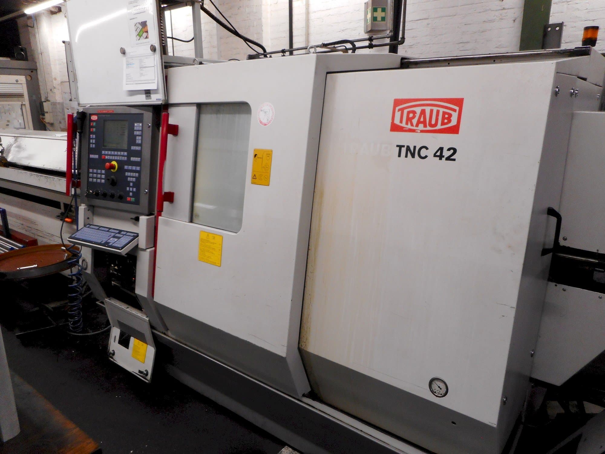 Koneen  TRAUB TNC42/65 etunäkymä