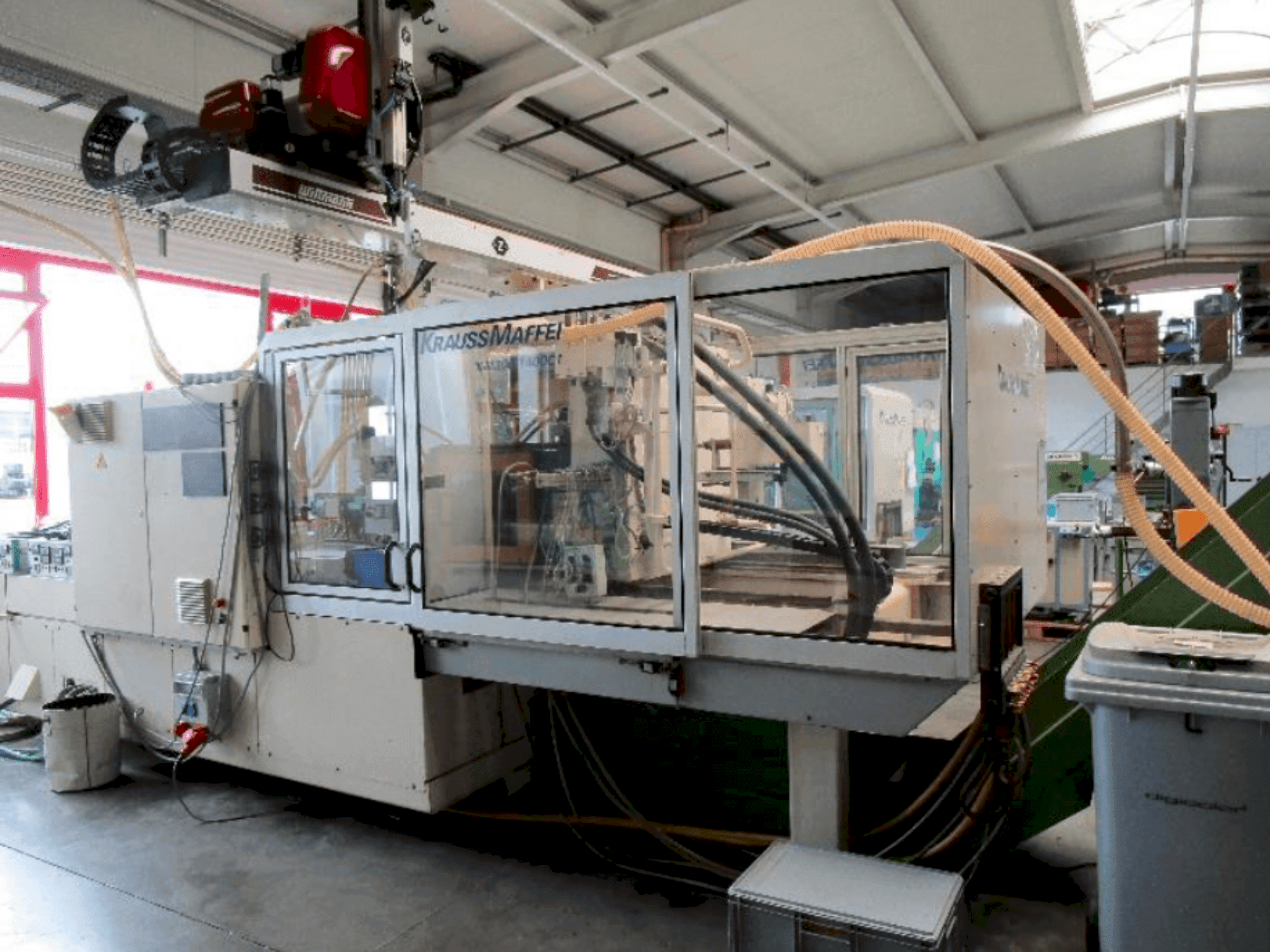 Koneen  Krauss Maffei 300-1400 C1 etunäkymä