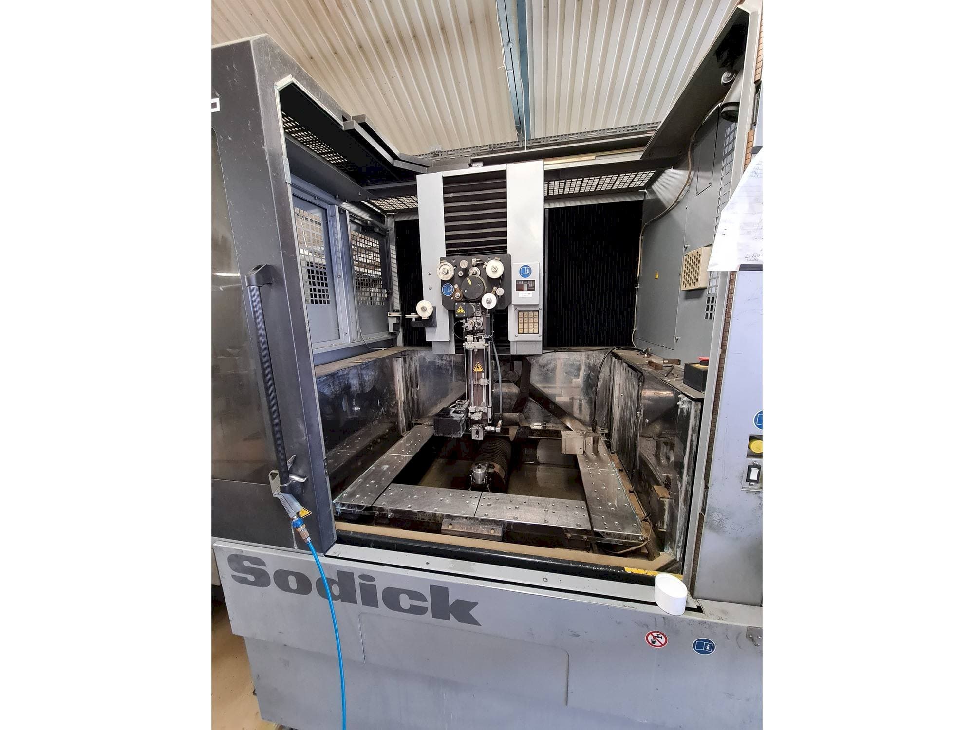 Koneen  Sodick AQ750L etunäkymä