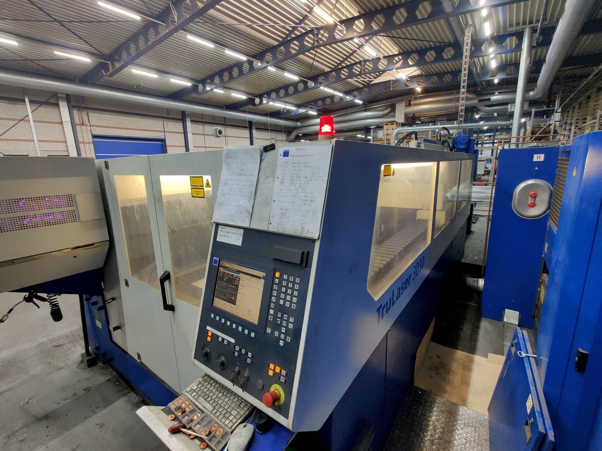 Koneen  Trumpf TruLaser 3030 etunäkymä