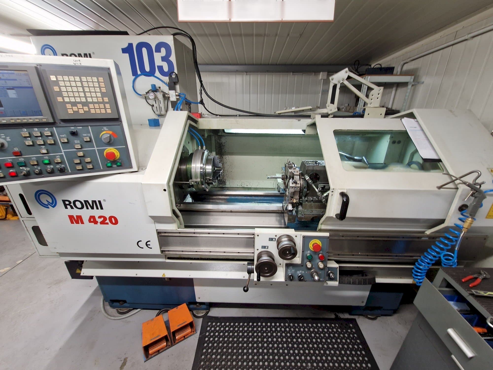 Koneen  Romi M 420 etunäkymä