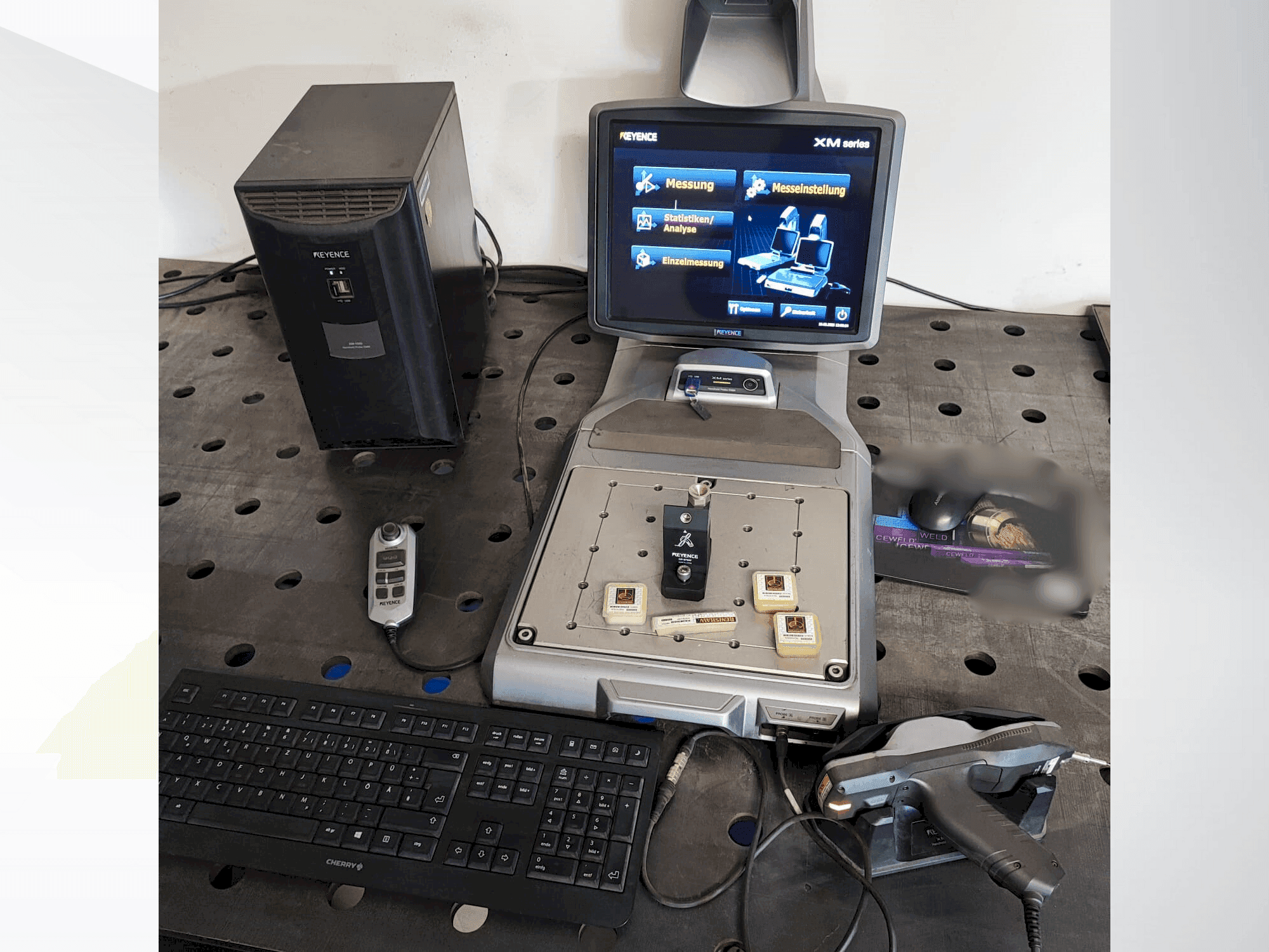 Koneen  KEYENCE XM-1000 etunäkymä