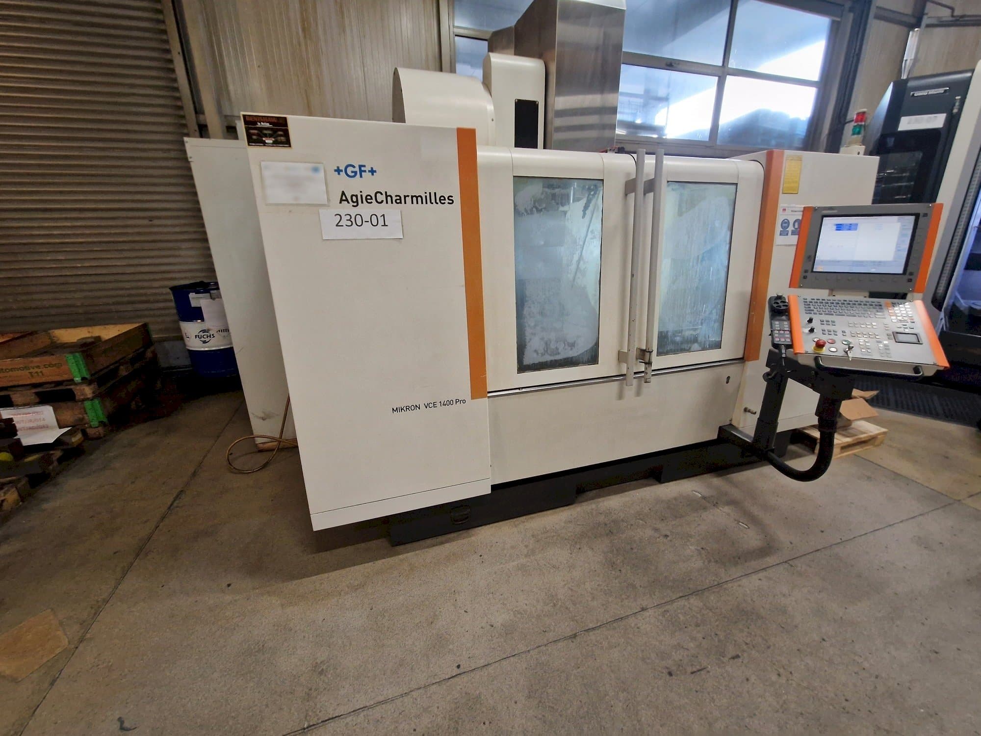 Koneen  AgieCharmilles MIKRON VCE 1400 PRO vasemman sivun näkymä