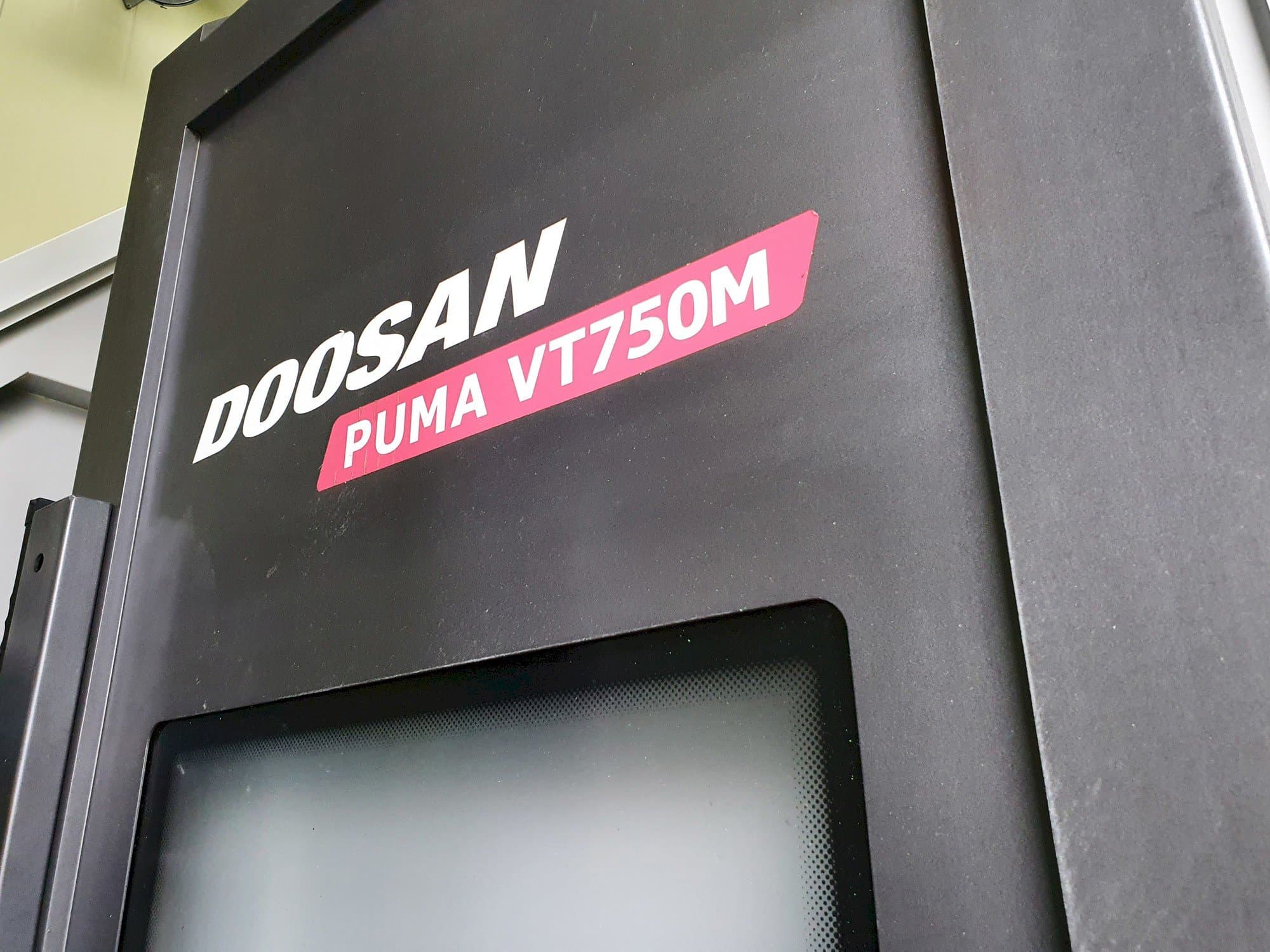 Koneen  Doosan PUMA VT750M etunäkymä