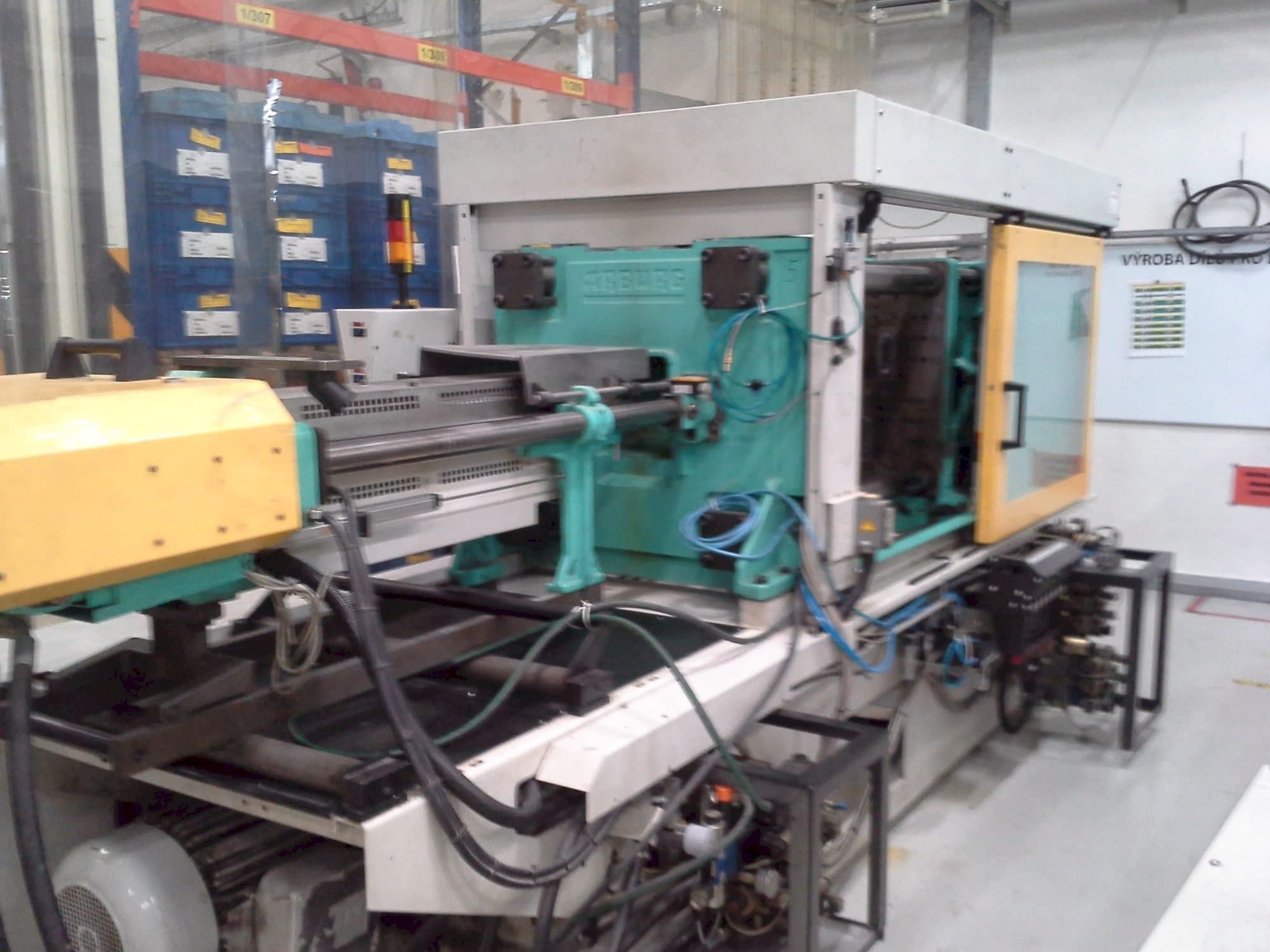 Koneen  Arburg 570C 2000-675 etunäkymä