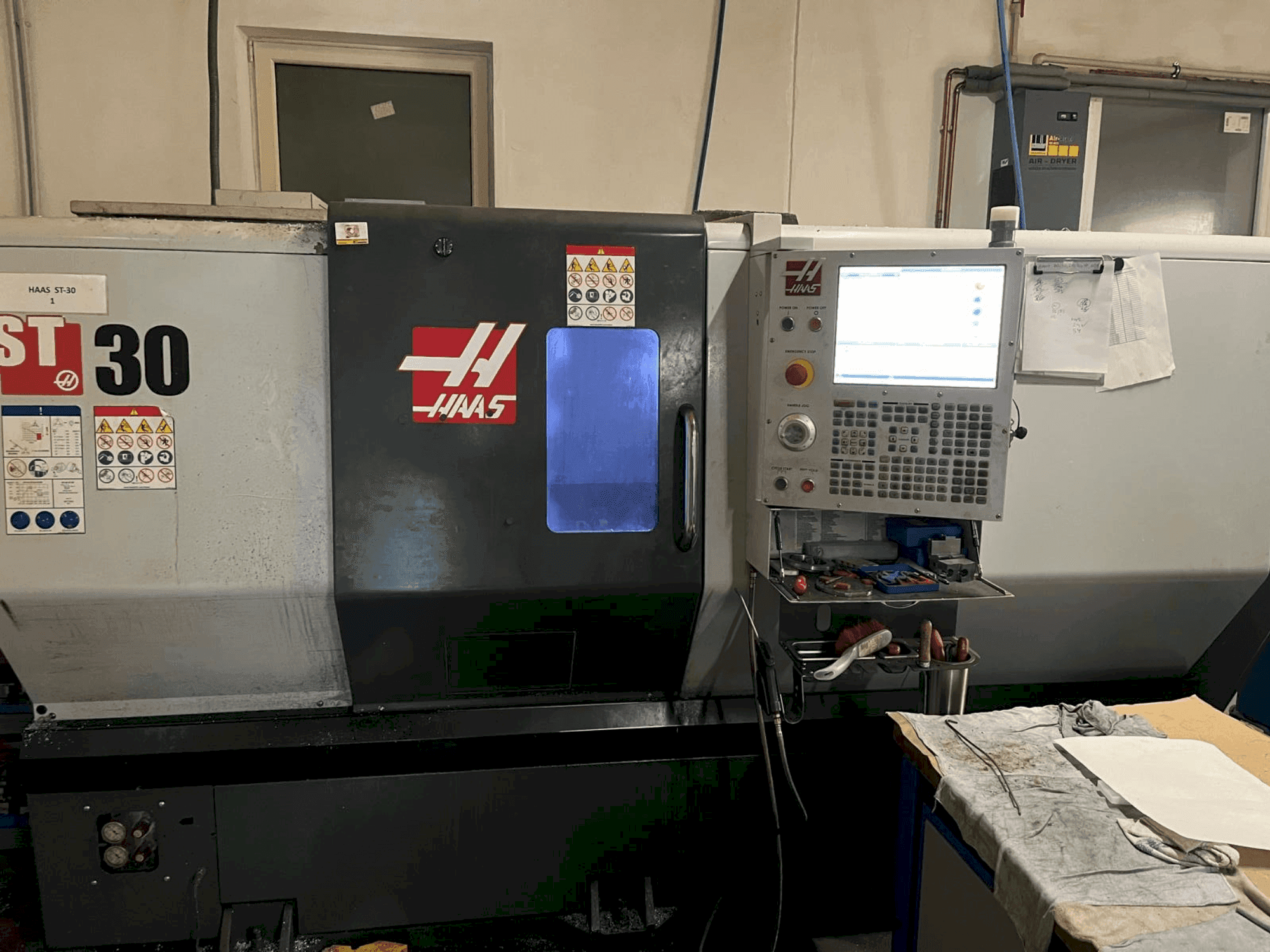Koneen  HAAS ST-30 etunäkymä