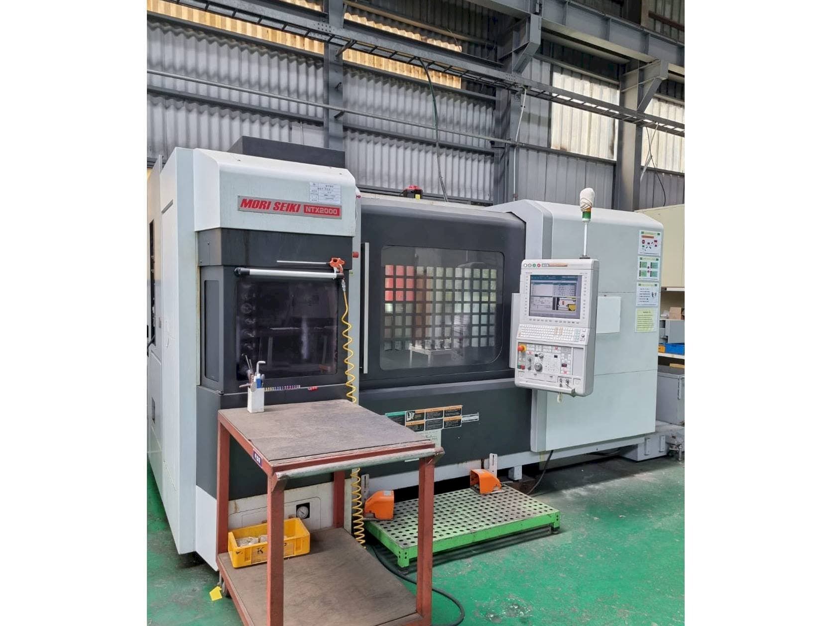 Koneen  DMG Mori Seiki NTX2000/1500S etunäkymä