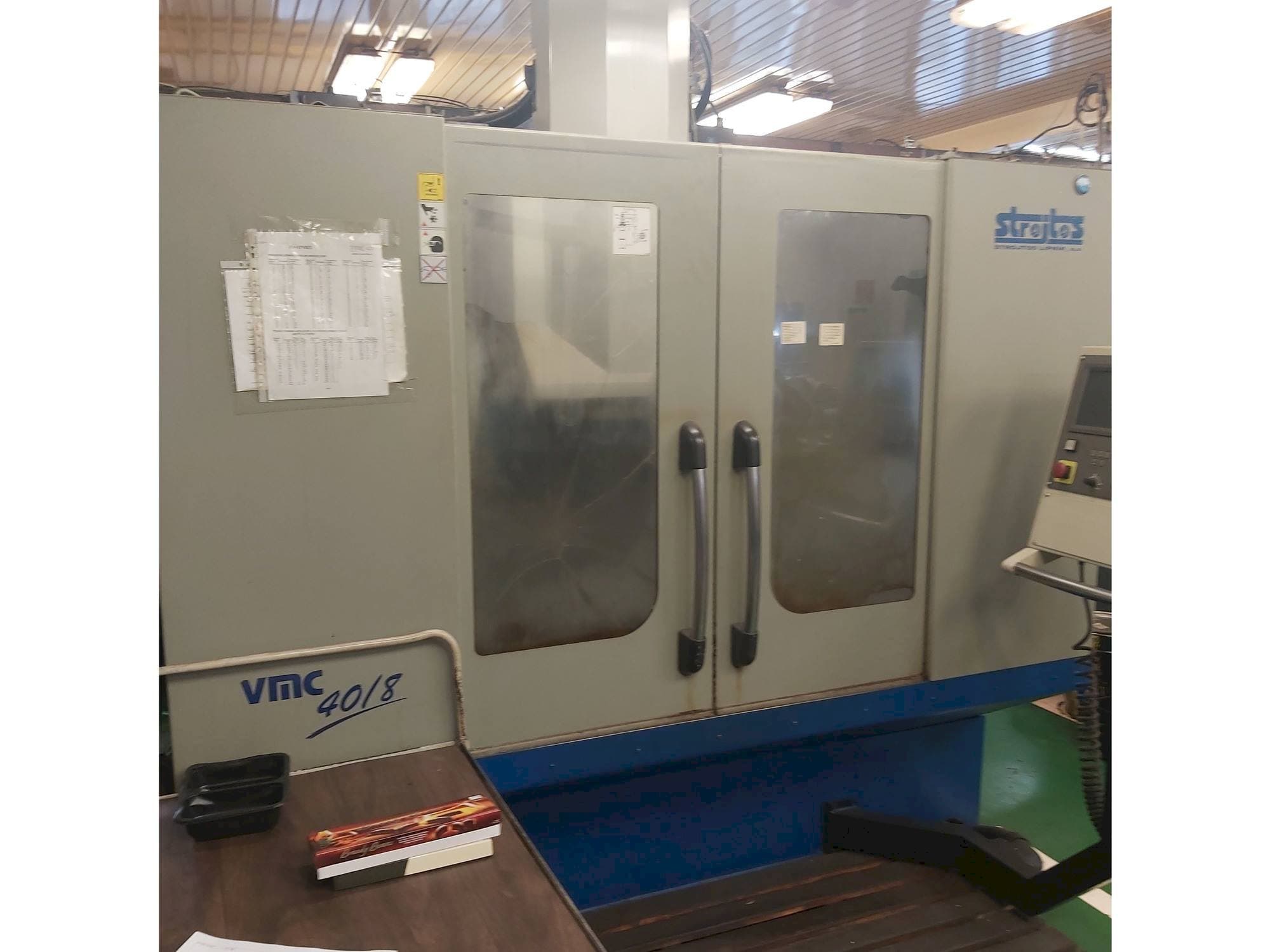 Koneen  Strojtos  VMC 40/8 etunäkymä