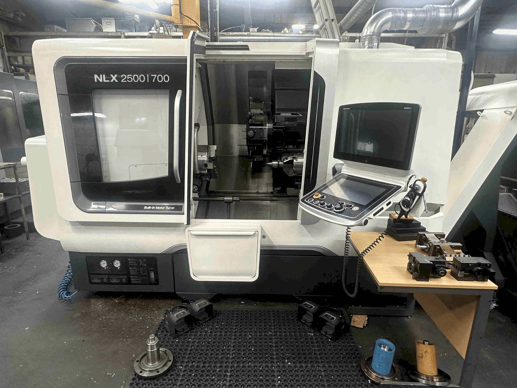 Koneen  DMG MORI NLX2500SY/700 etunäkymä