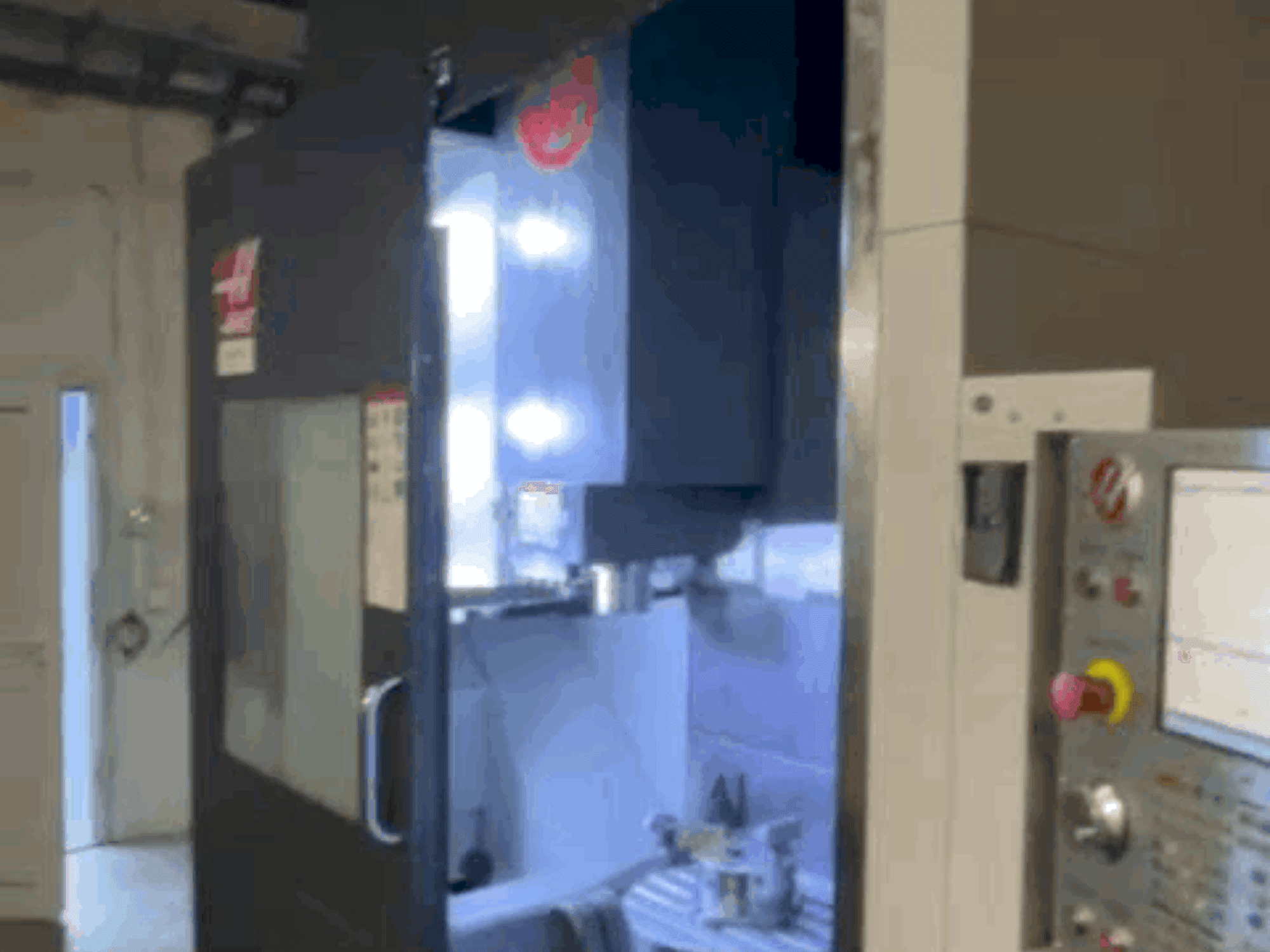 Koneen  HAAS UMC-750 etunäkymä