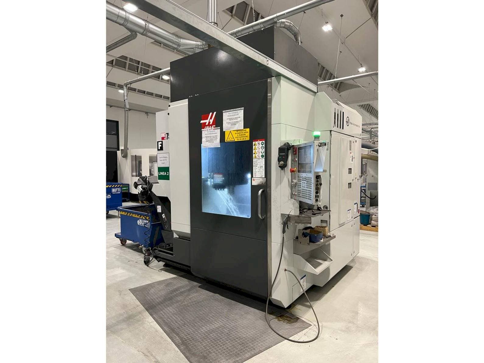 Koneen  HAAS UMC 750SS etunäkymä