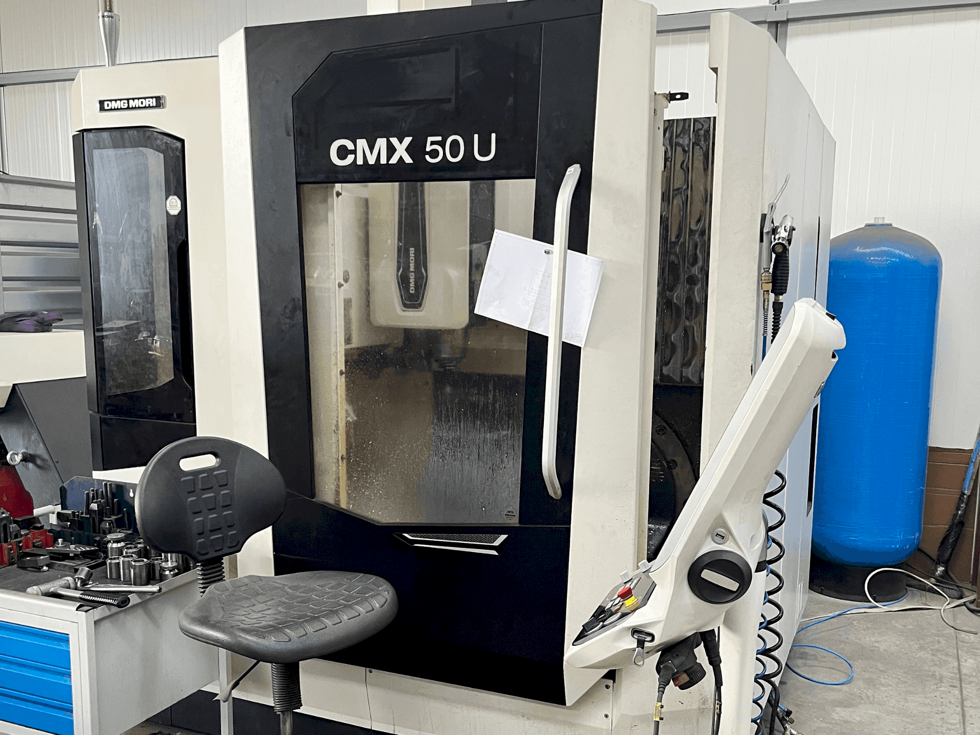 Koneen  DMG MORI CMX 50 U etunäkymä