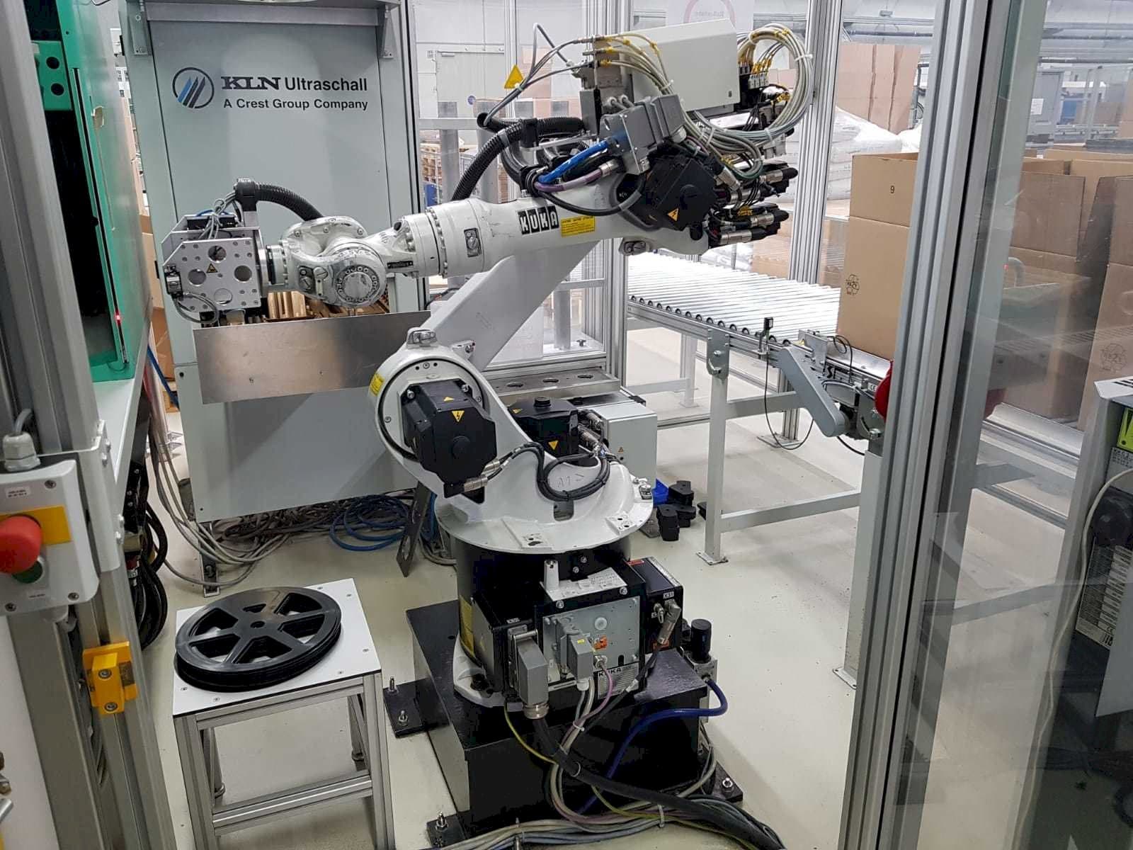 Koneen  KUKA KR 16 etunäkymä