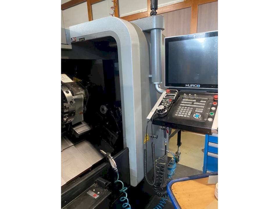 Koneen  Hurco TM8i etunäkymä