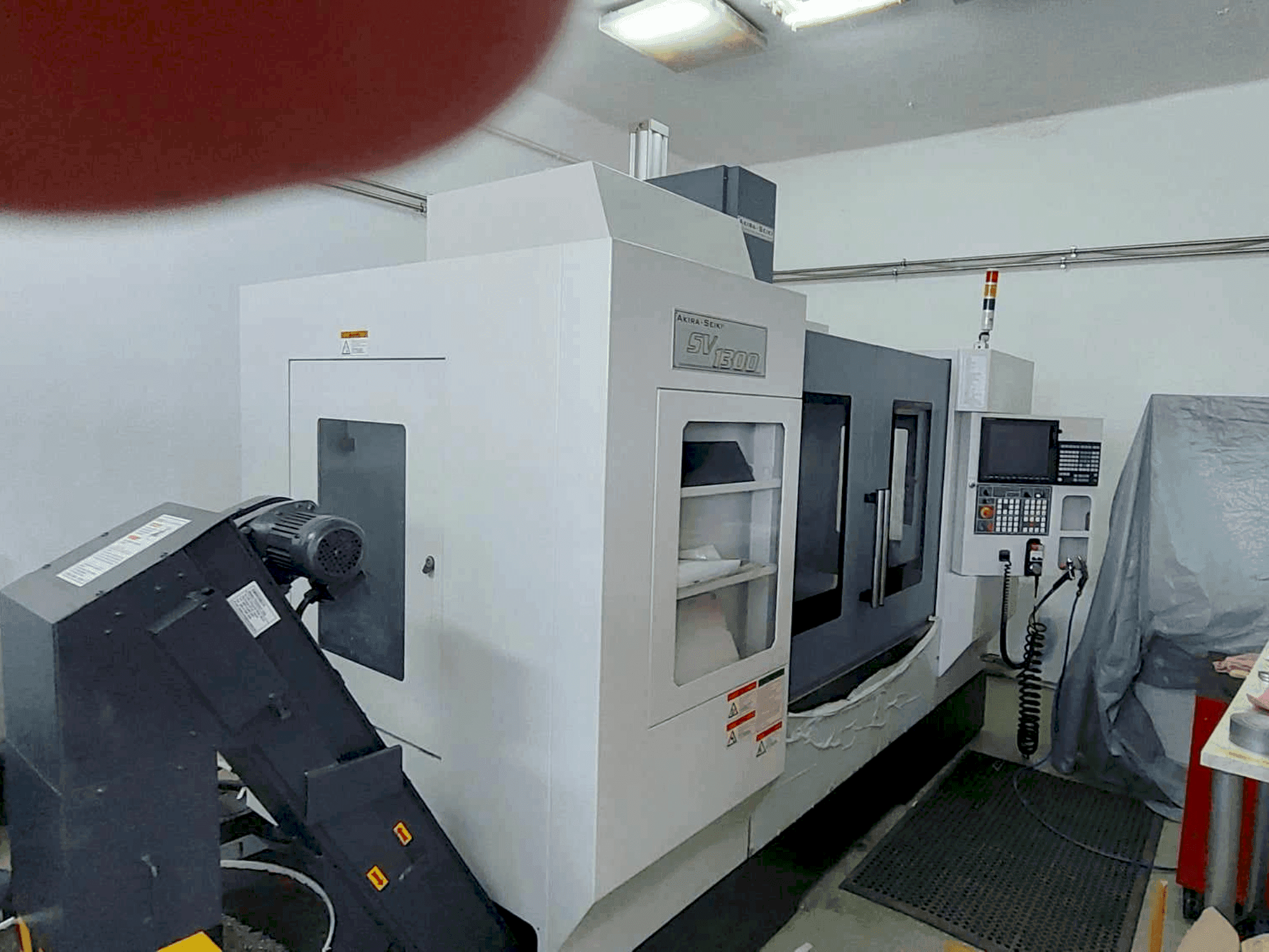 Koneen  Akira Seiki SVI300 etunäkymä