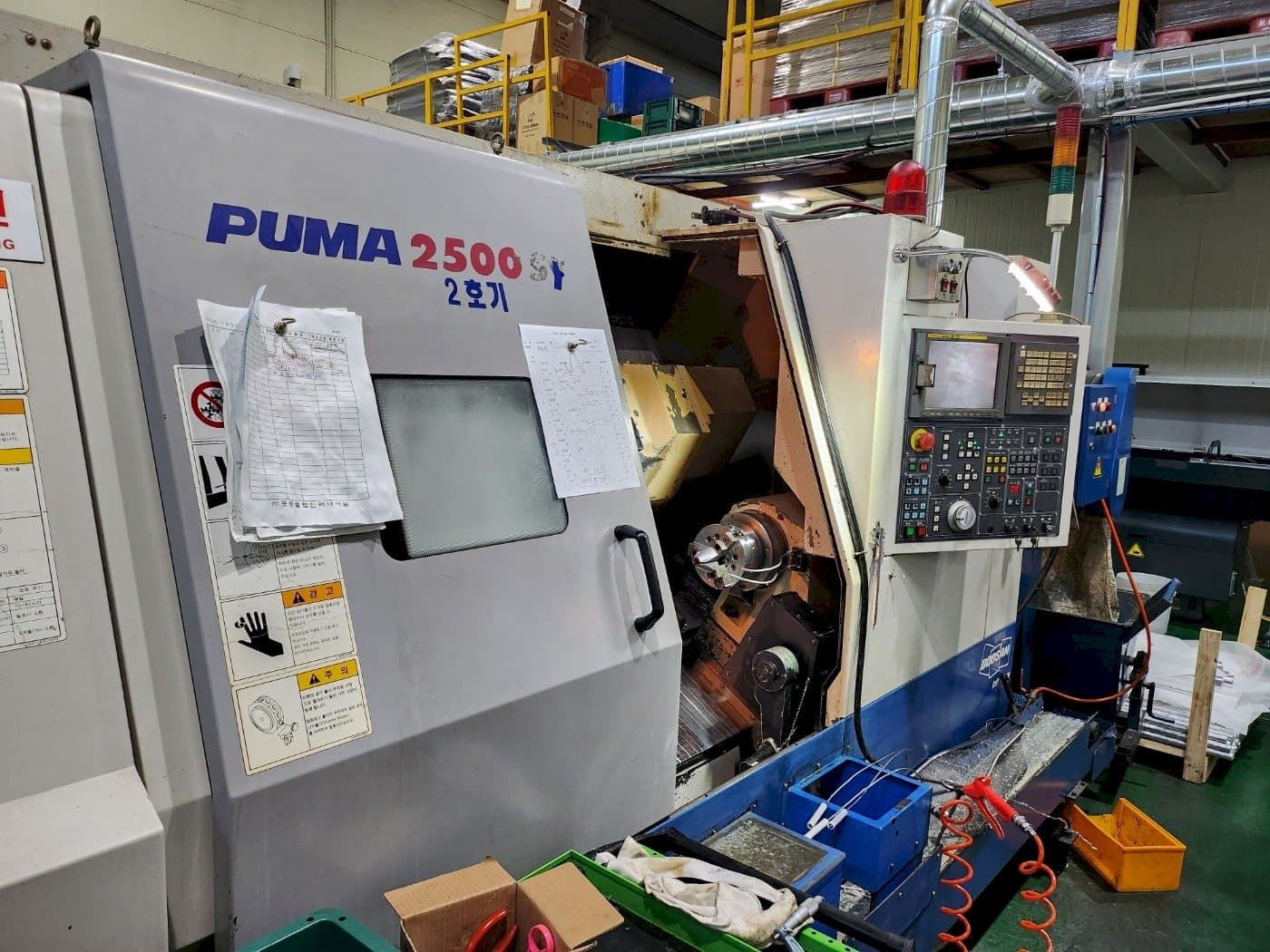 Koneen  DOOSAN PUMA 2500SY etunäkymä