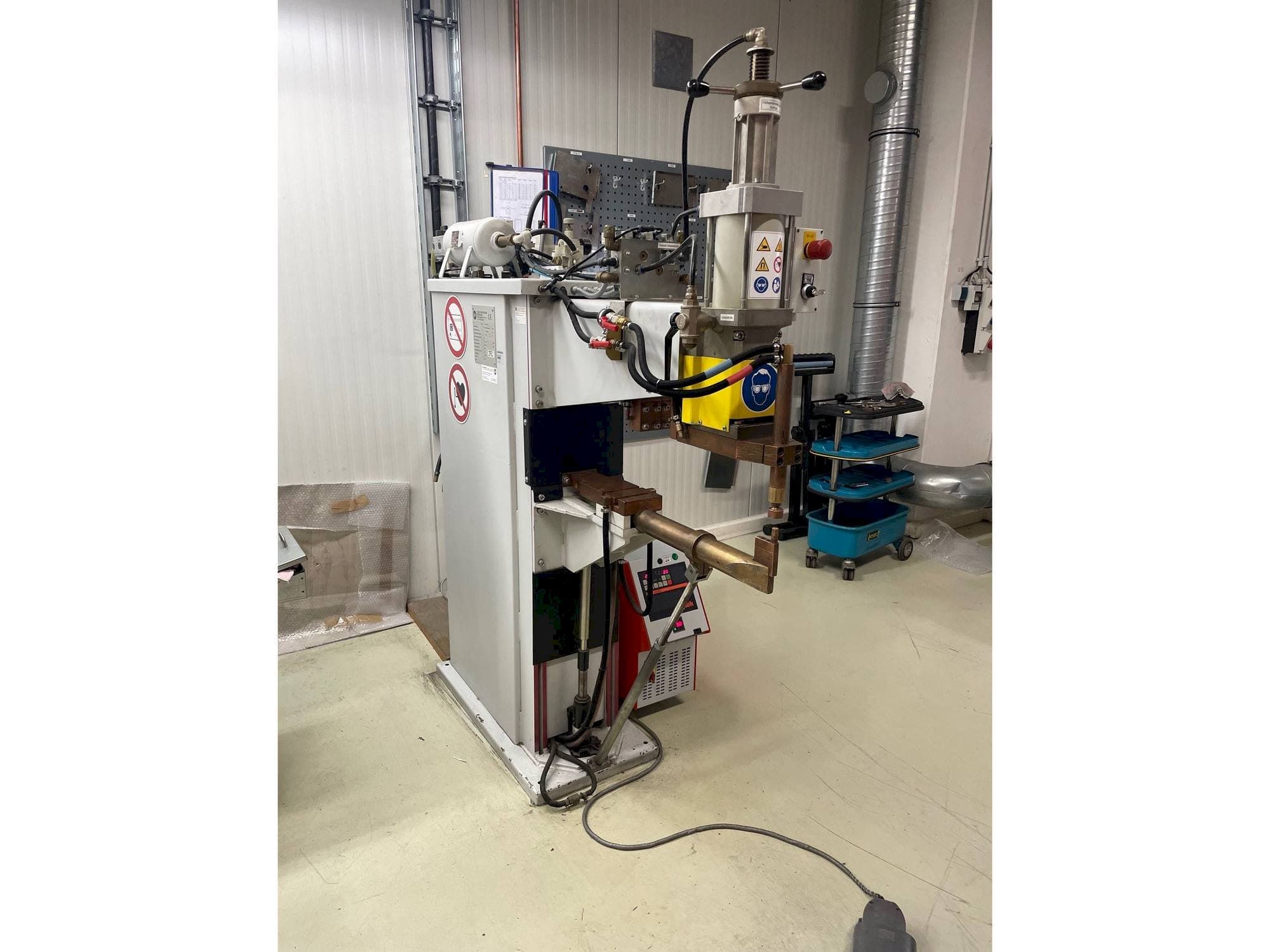 Koneen  ESD 8212 S etunäkymä