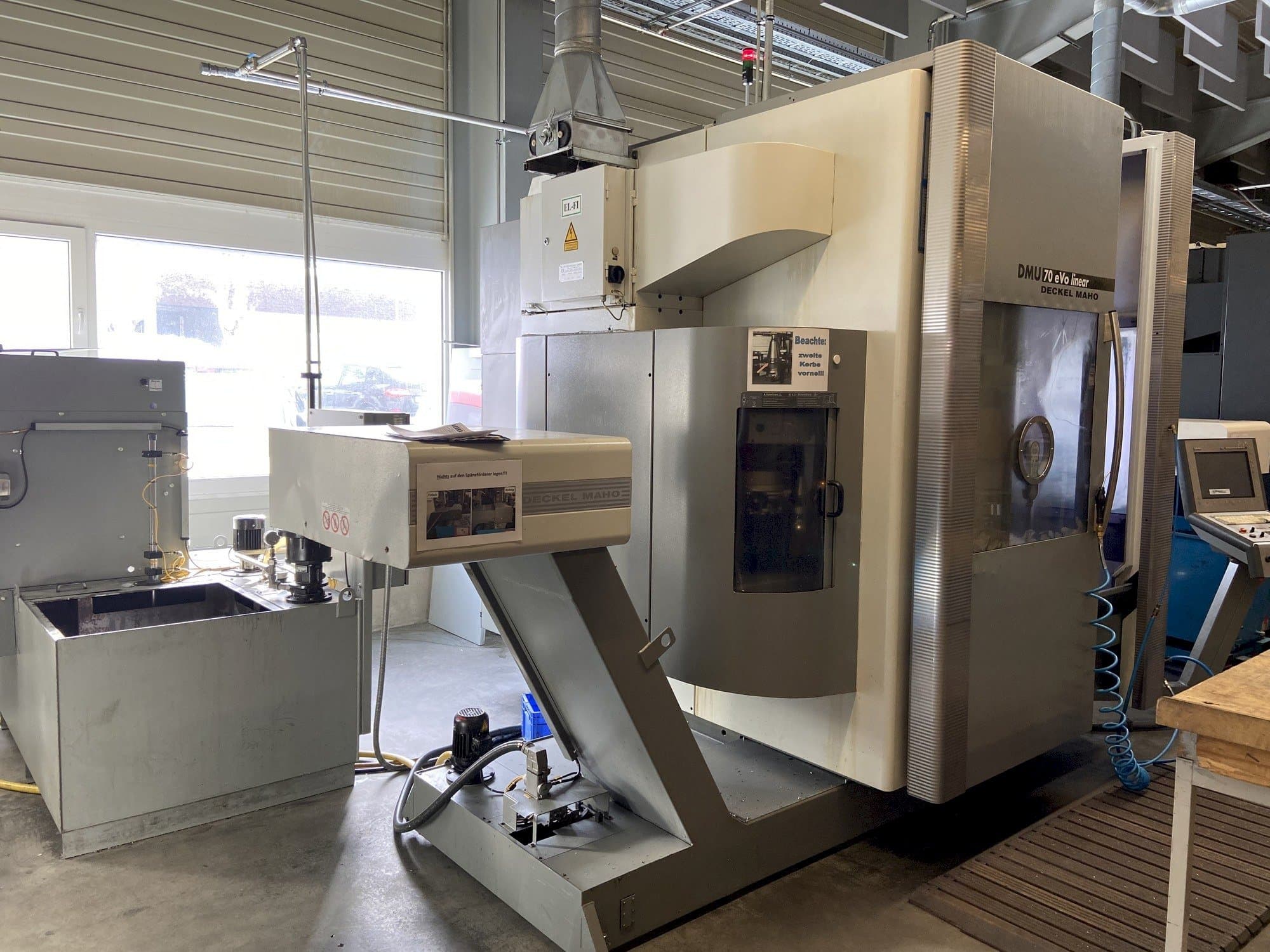 Koneen  DECKEL MAHO DMU 70 eVo linear etunäkymä