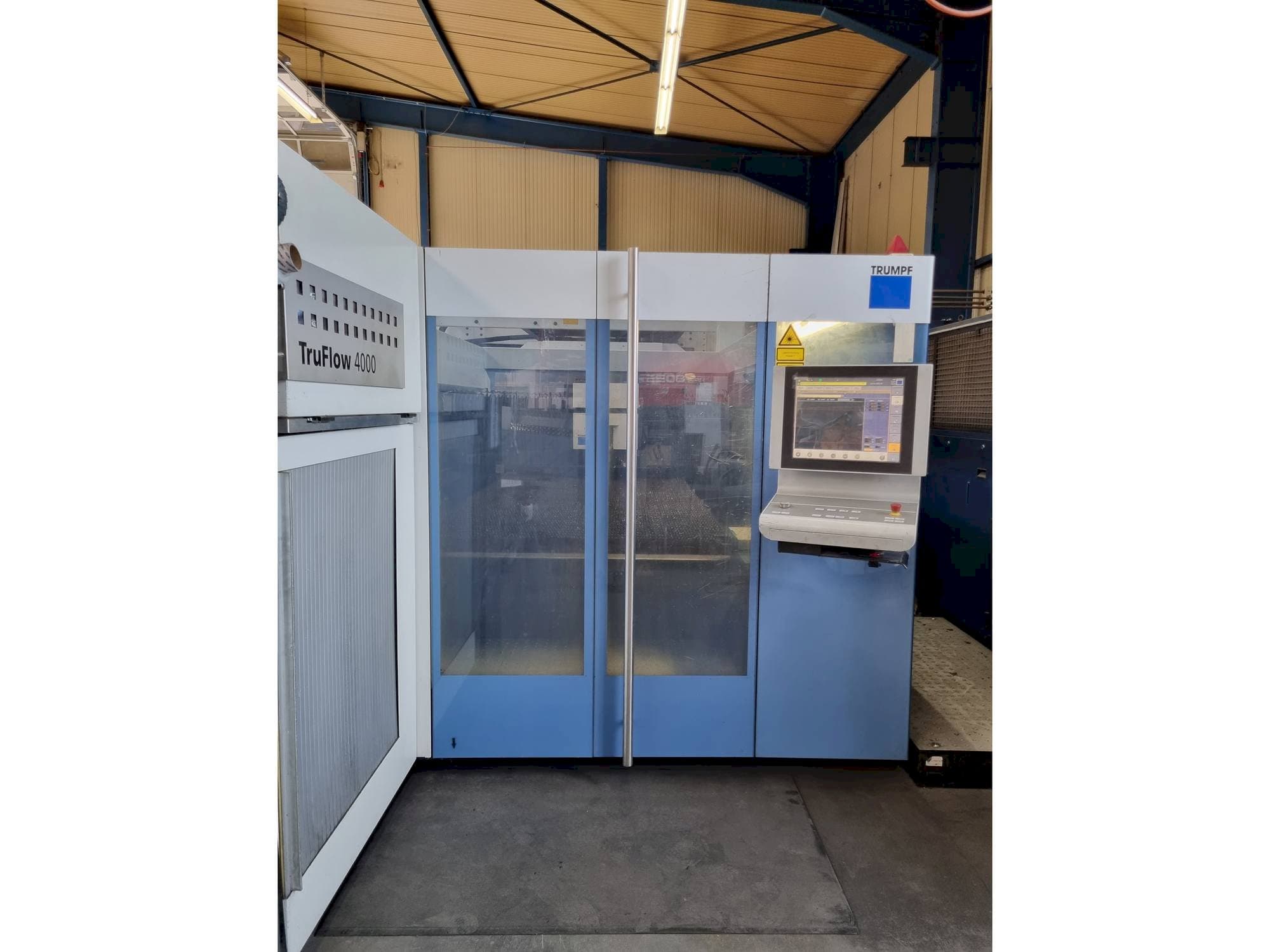 Koneen  Trumpf TruLaser 3030 etunäkymä