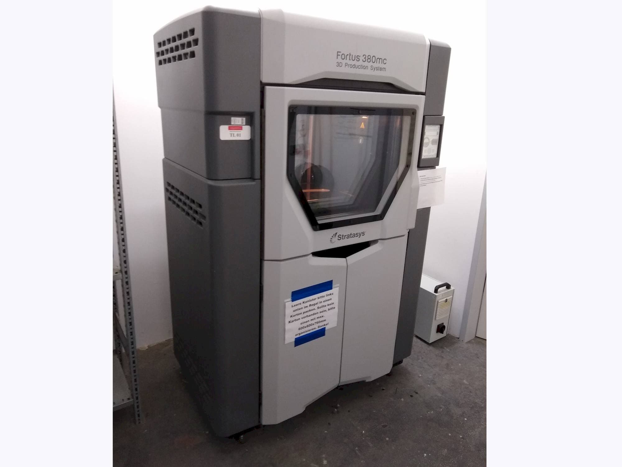 Koneen Stratasys Fortus 380MC etunäkymä