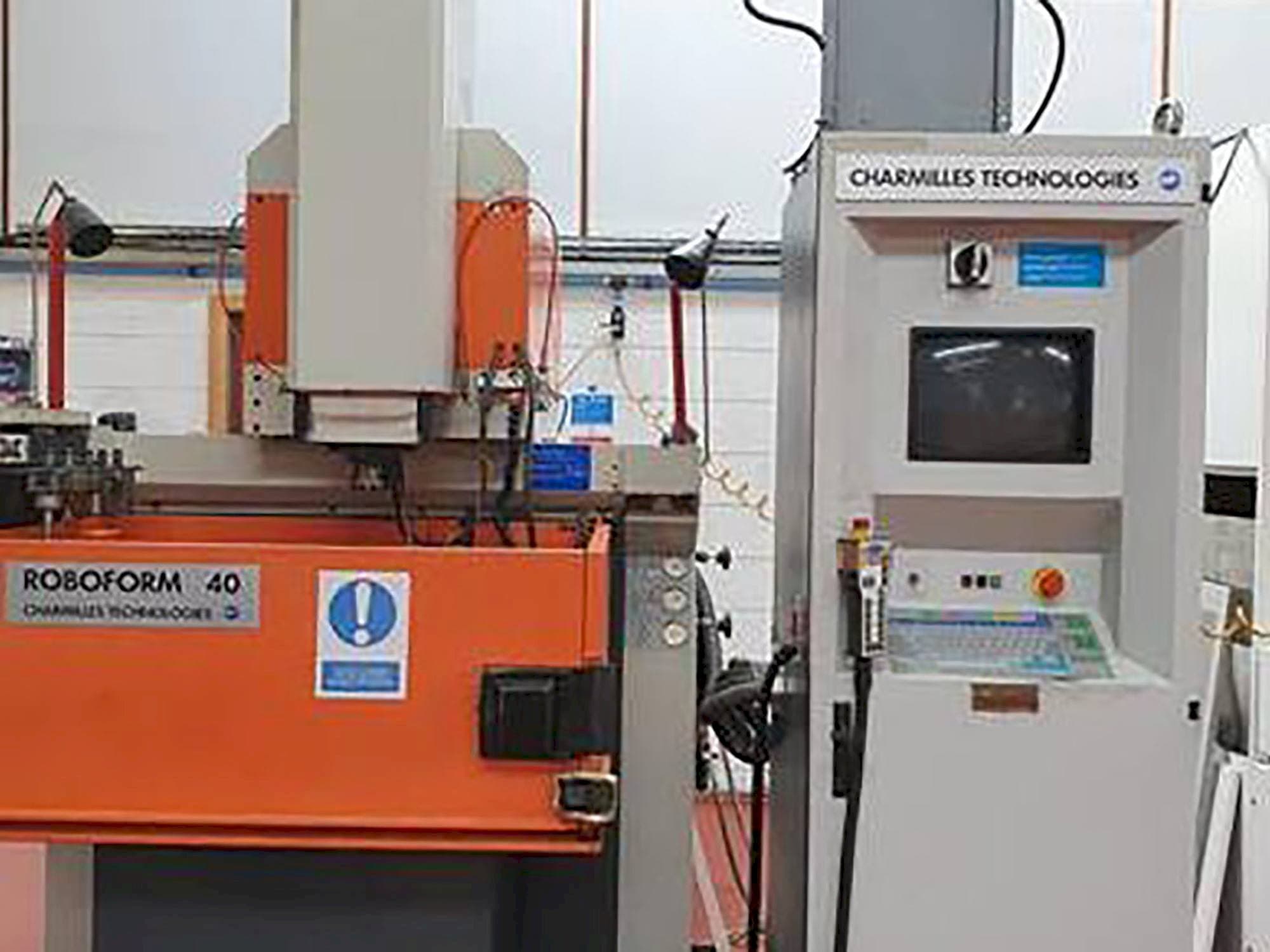Koneen  CHARMILLES Roboform 40 etunäkymä