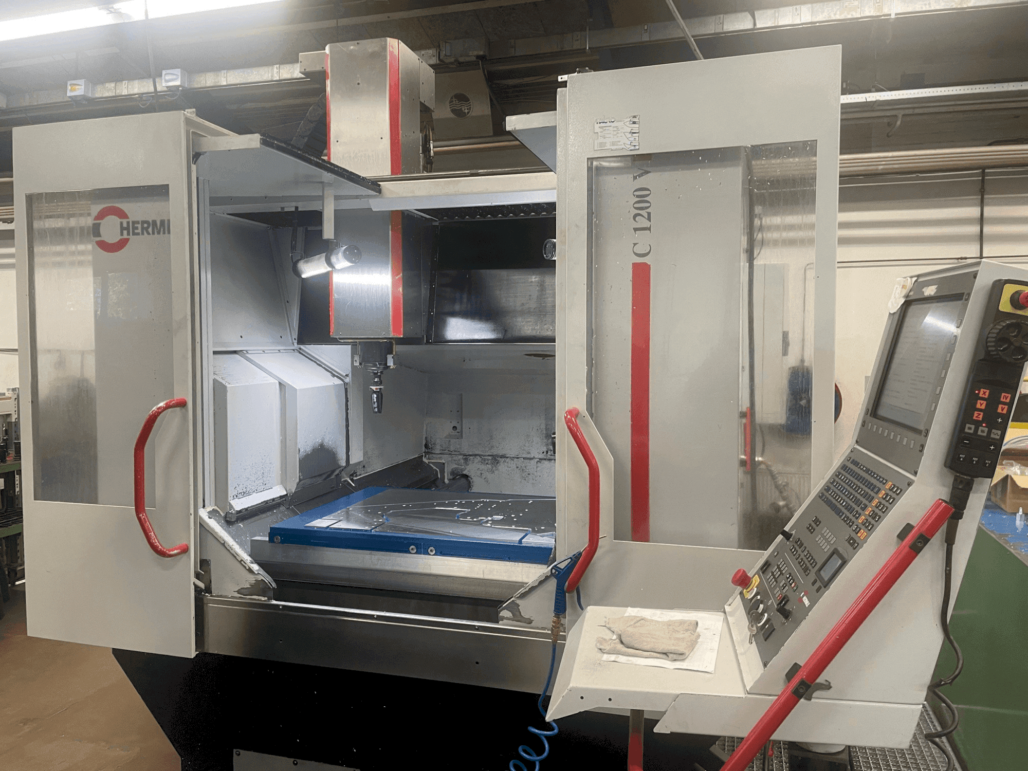 Koneen  HERMLE C 1200 V etunäkymä