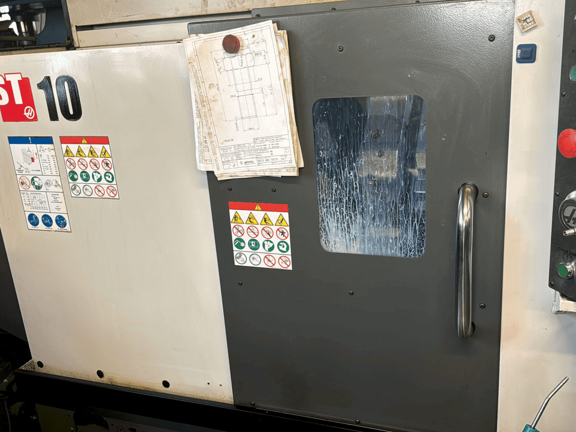 Koneen  HAAS ST-10 etunäkymä