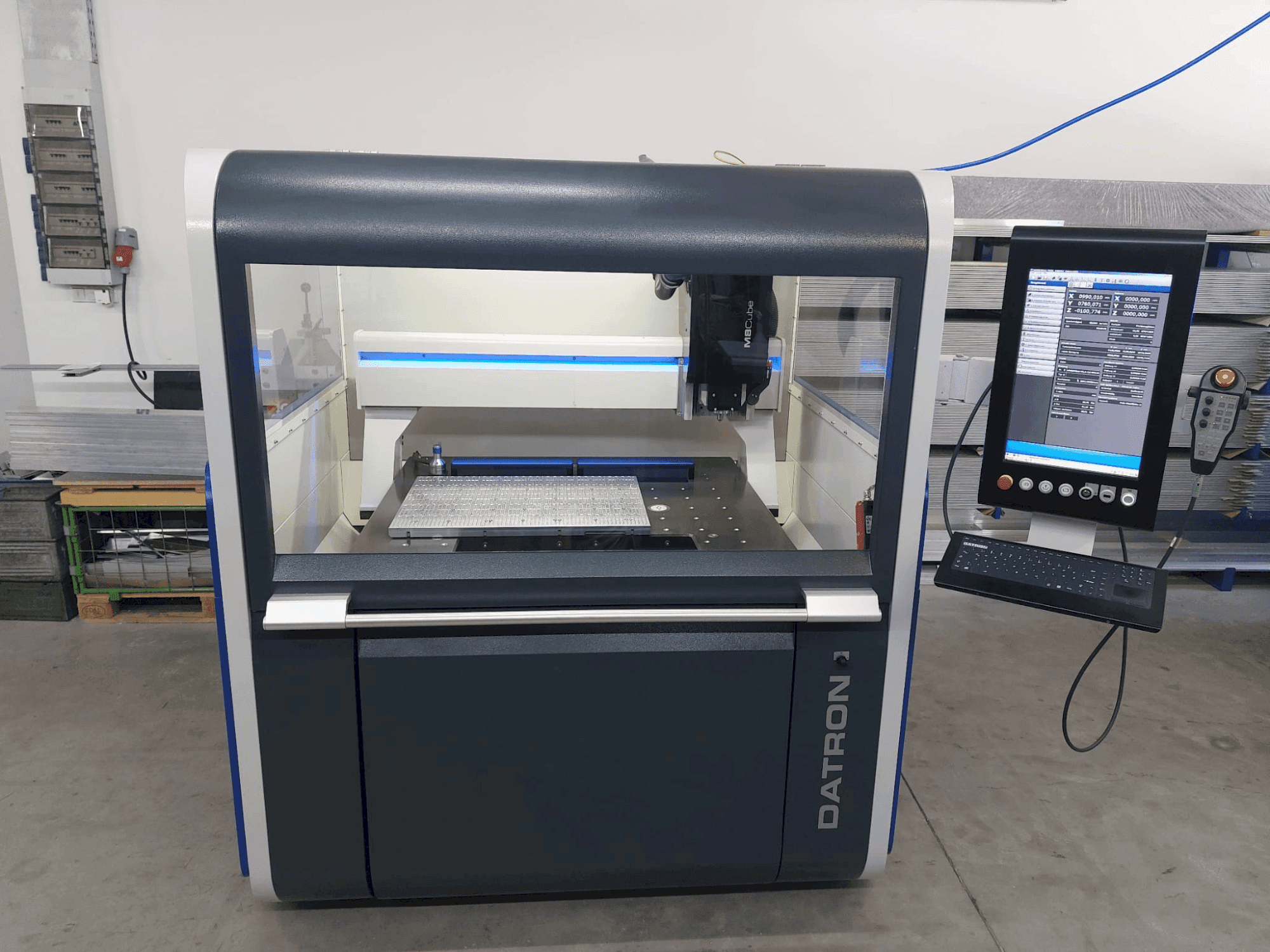 Koneen  Datron M8 Cube etunäkymä