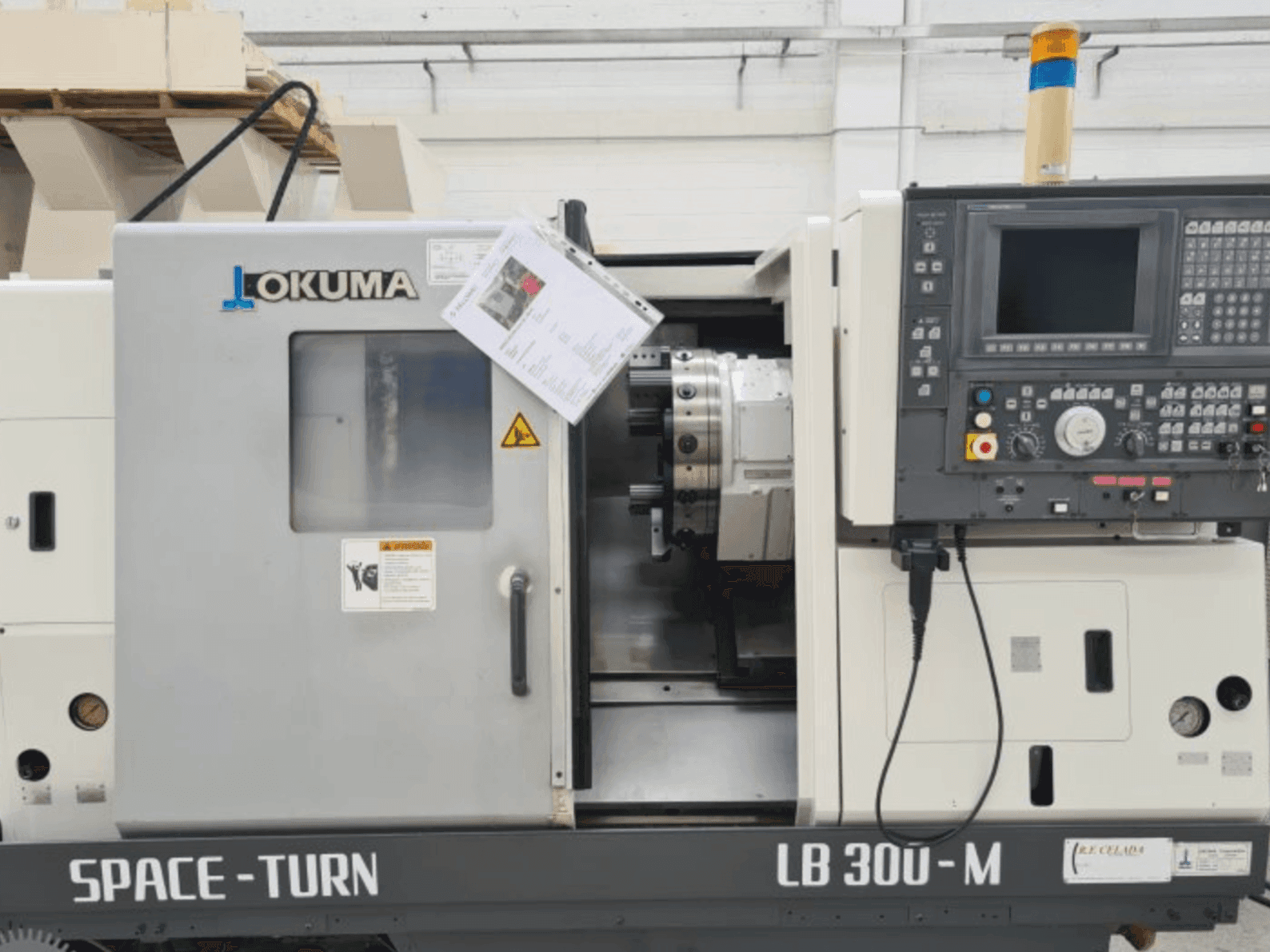 Koneen  Okuma LB 300 etunäkymä