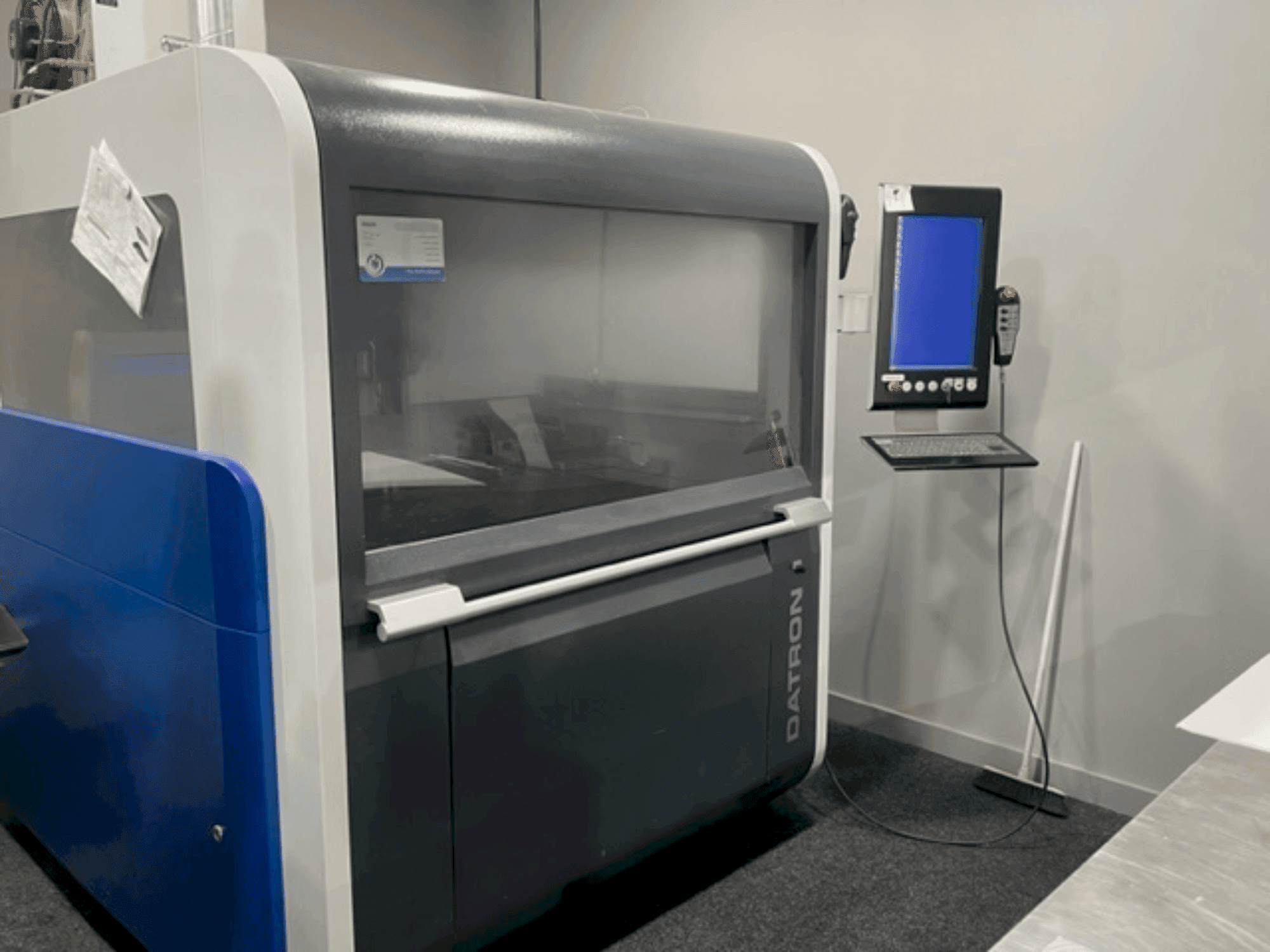 Koneen  Datron M8 Cube etunäkymä