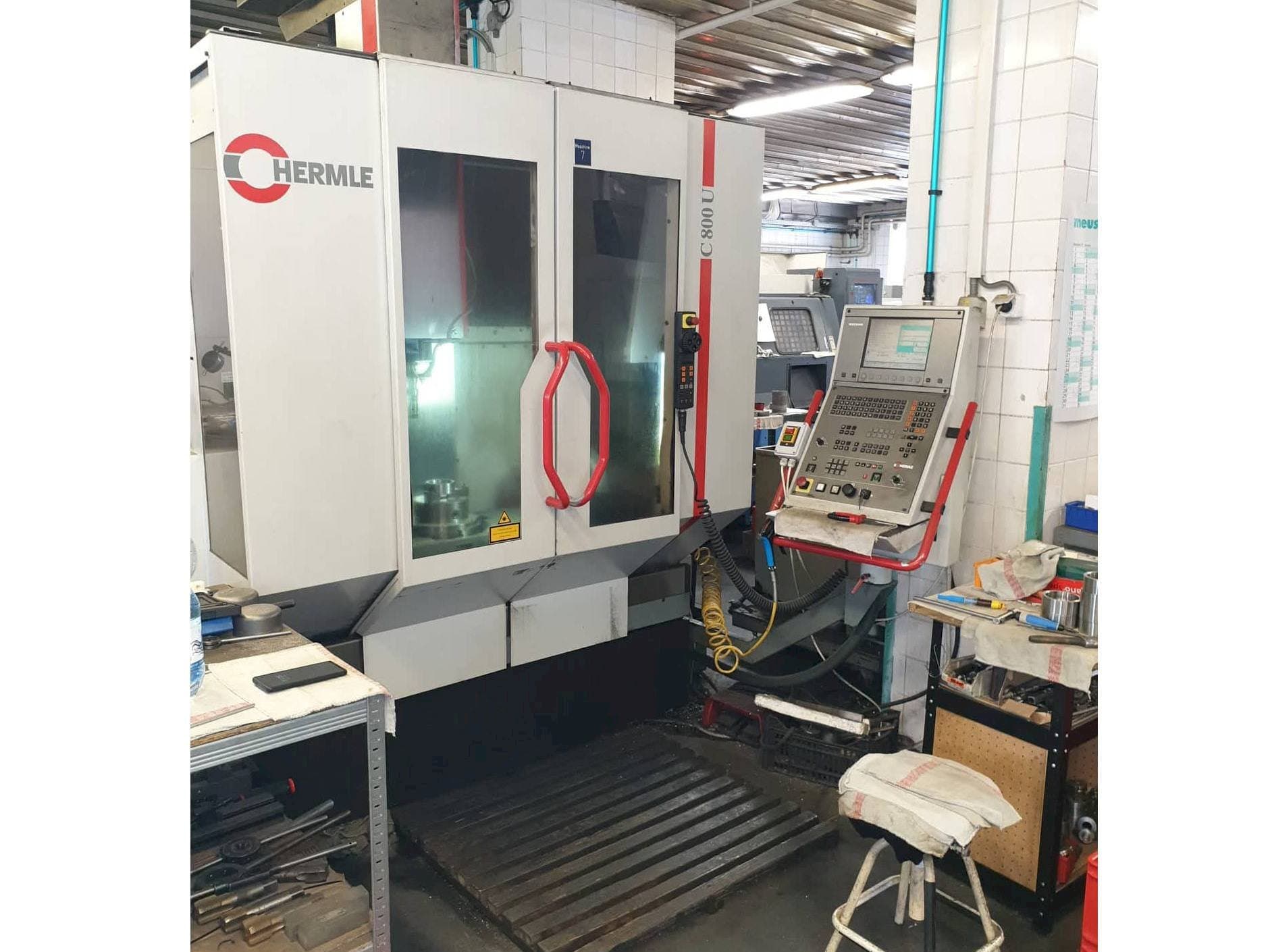 Koneen  HERMLE C800 U etunäkymä