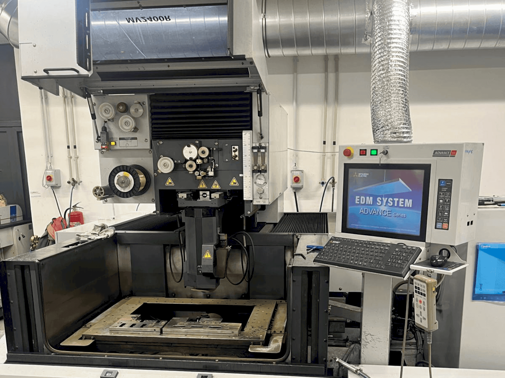 Koneen  Mitsubishi MV2400 R etunäkymä