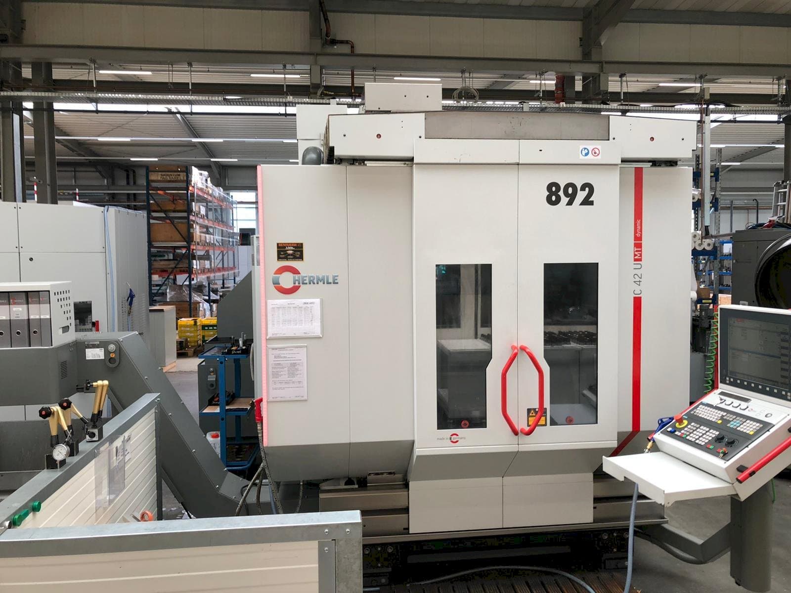 Koneen  HERMLE C42U MT etunäkymä