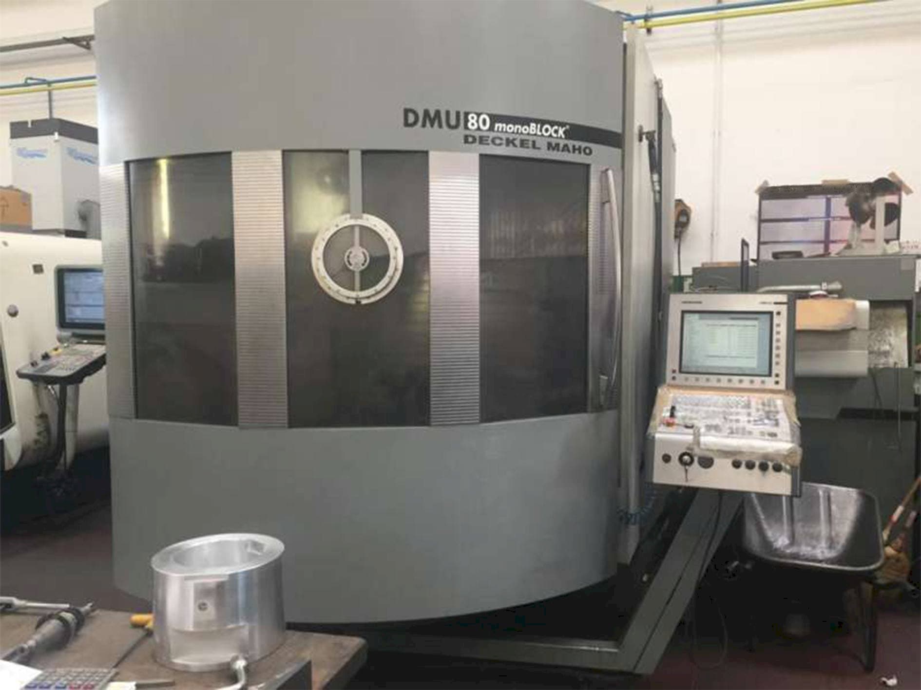 Koneen  DECKEL MAHO DMU 80 monoblock etunäkymä