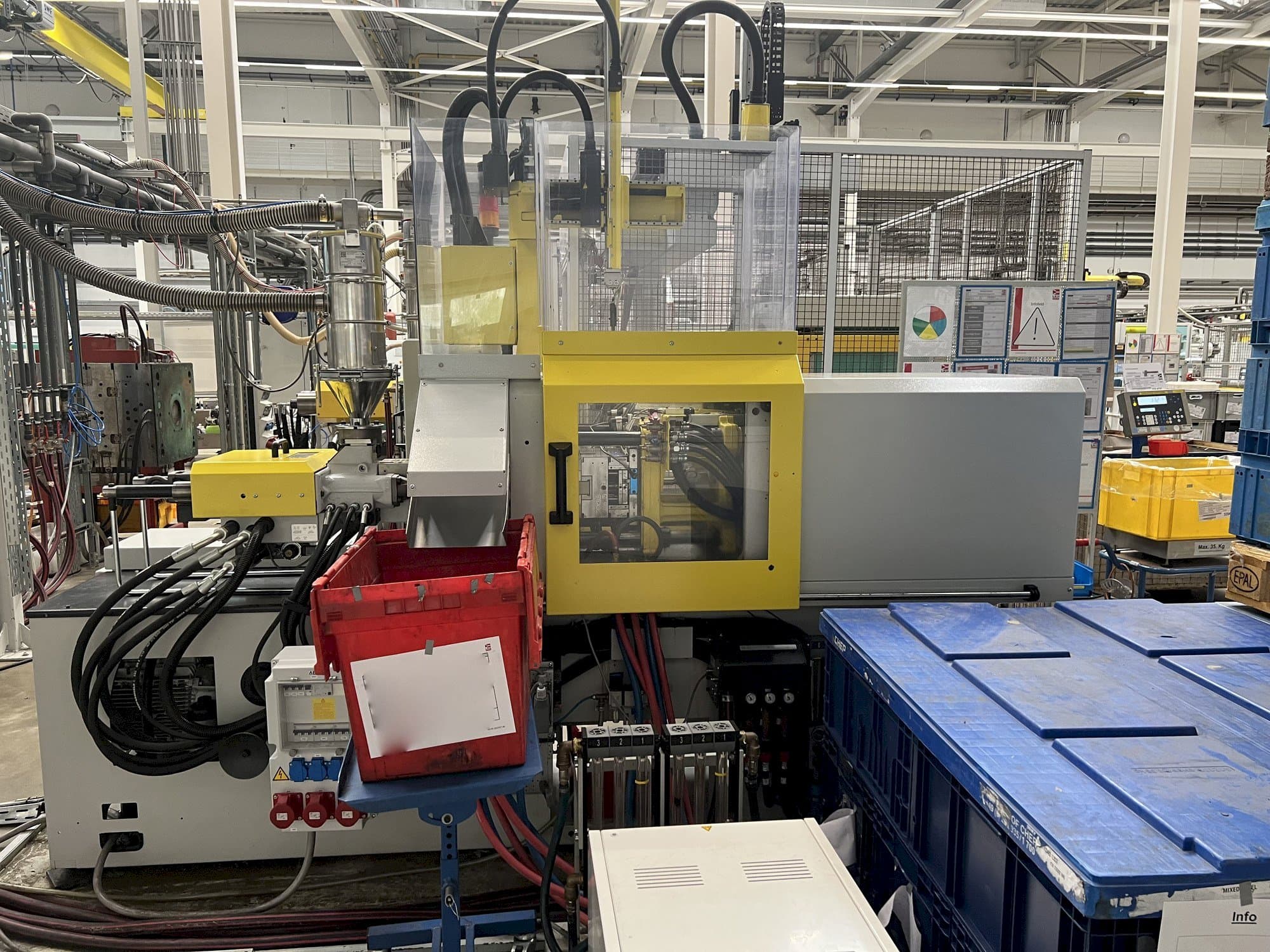 Koneen  Arburg 270S 350 - 70 etunäkymä