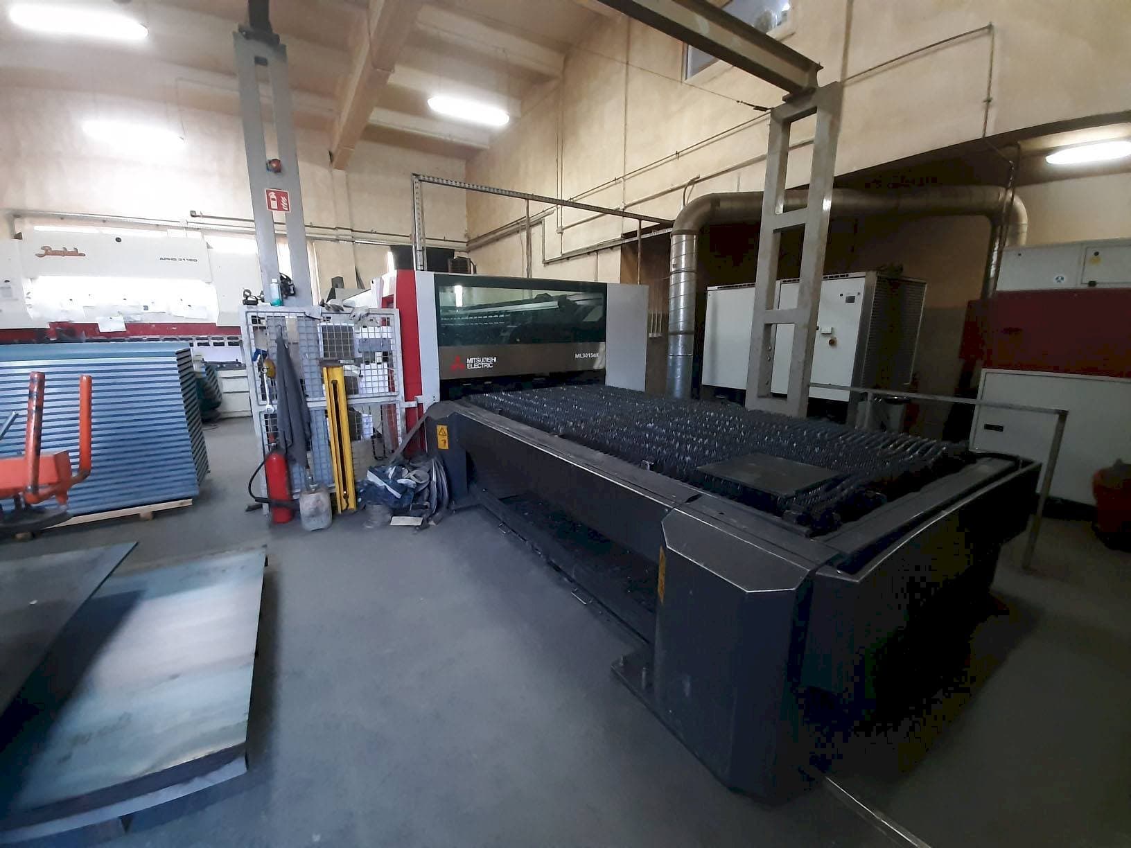 Koneen  Mitsubishi ML3015 eX(S2)-450F-R etunäkymä