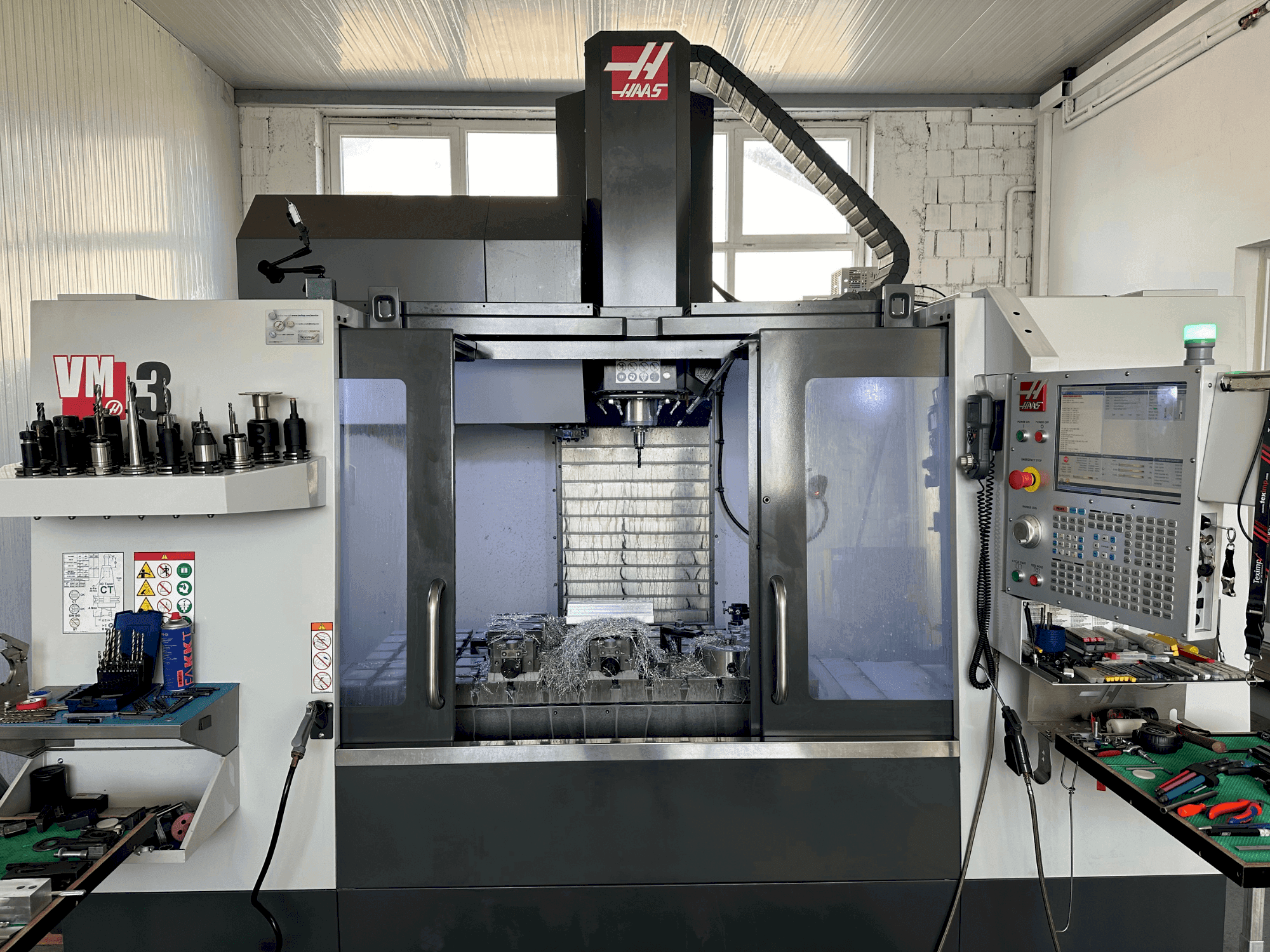 Koneen  HAAS VM-3 etunäkymä