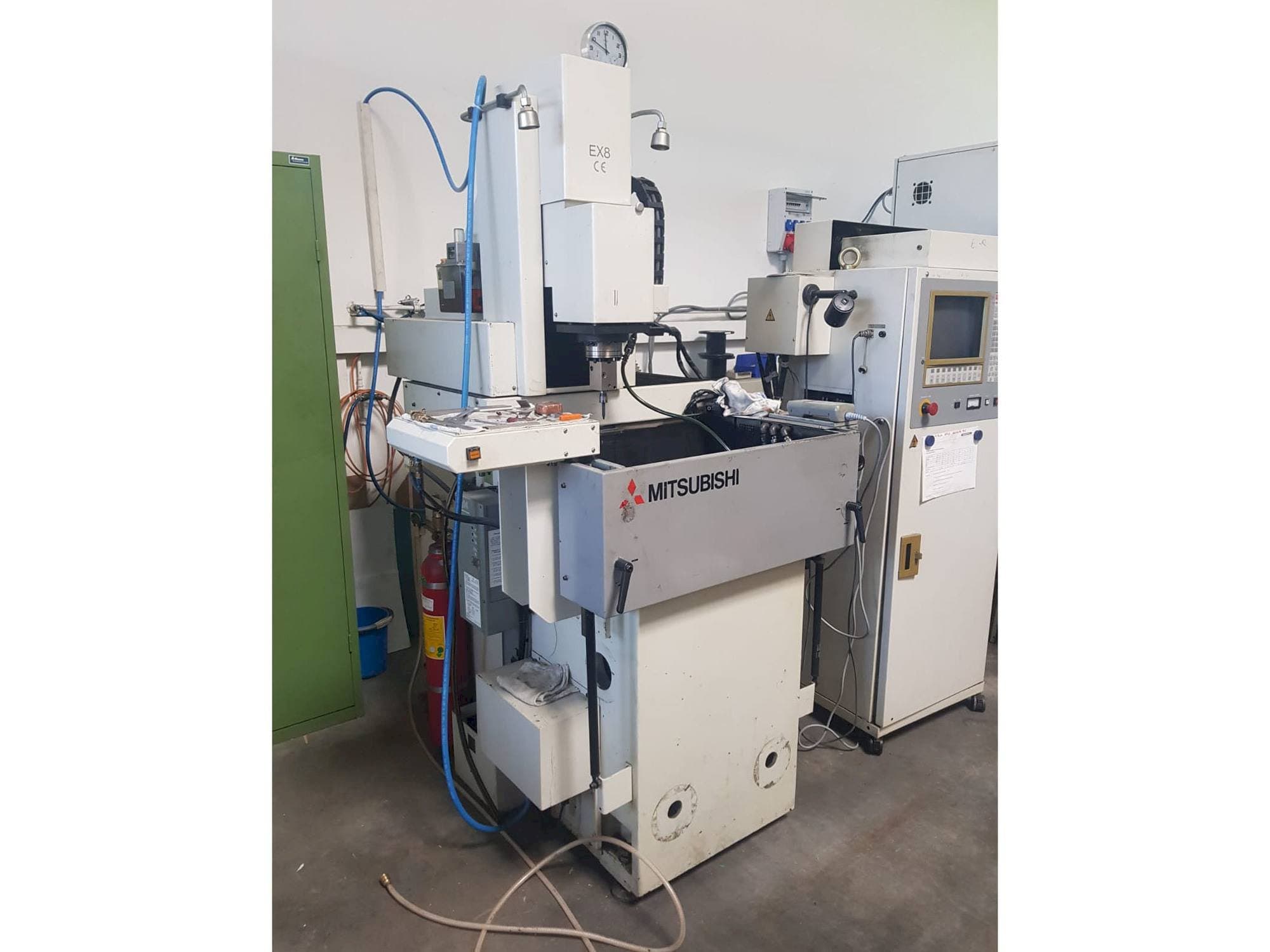 Koneen  Mitsubishi EX 8 etunäkymä