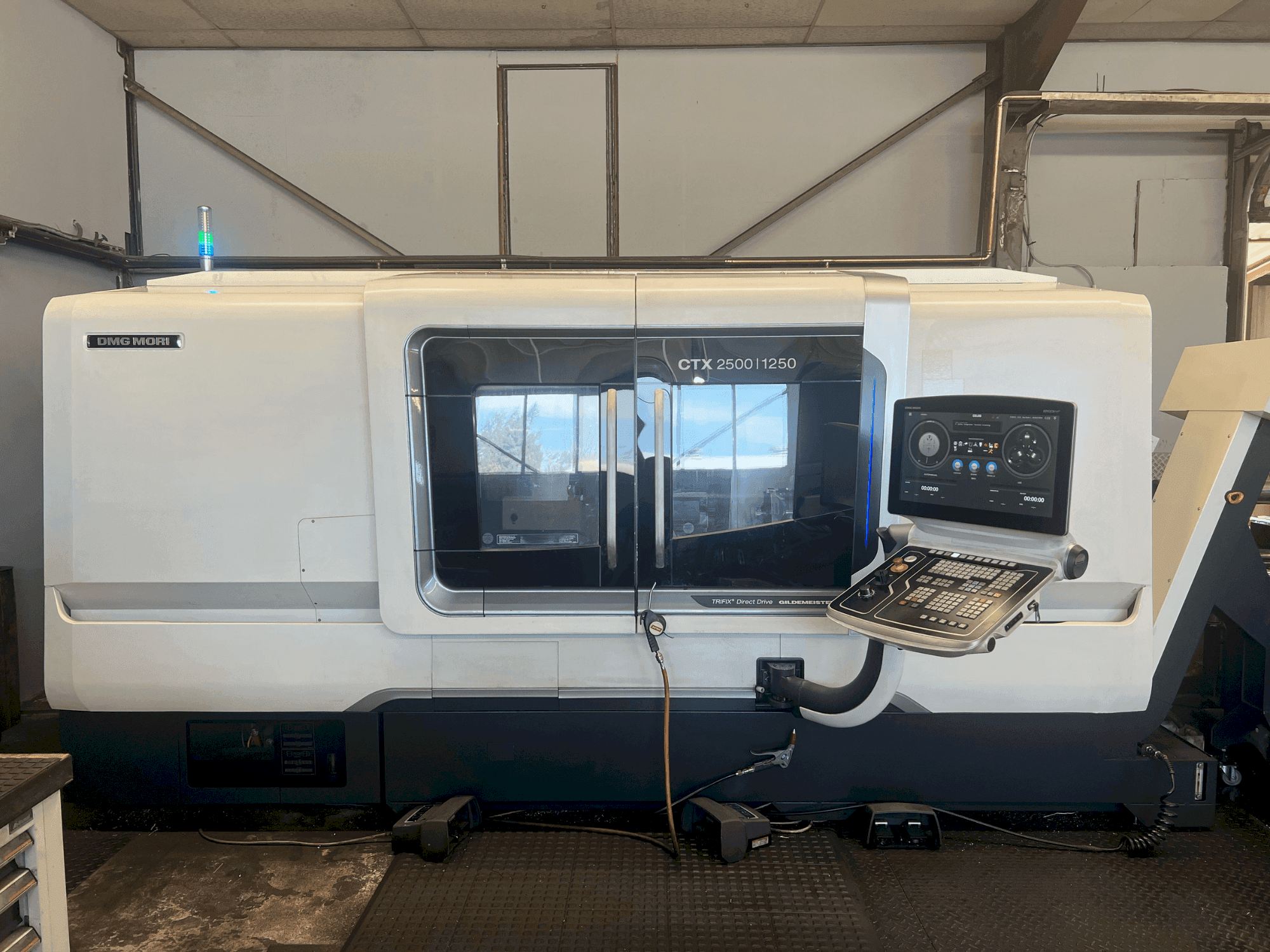 Koneen  DMG MORI CTX 2500/1250 etunäkymä