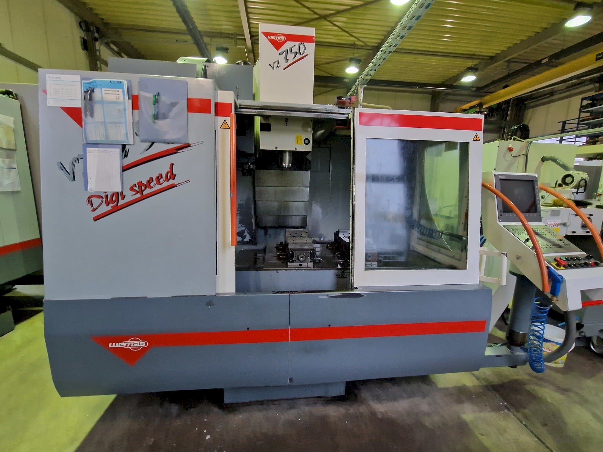 Koneen  WEMAS VZ 750 etunäkymä