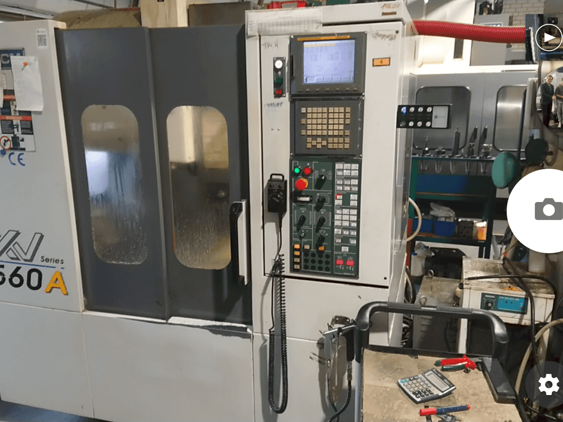 Koneen  YCM XV560A etunäkymä