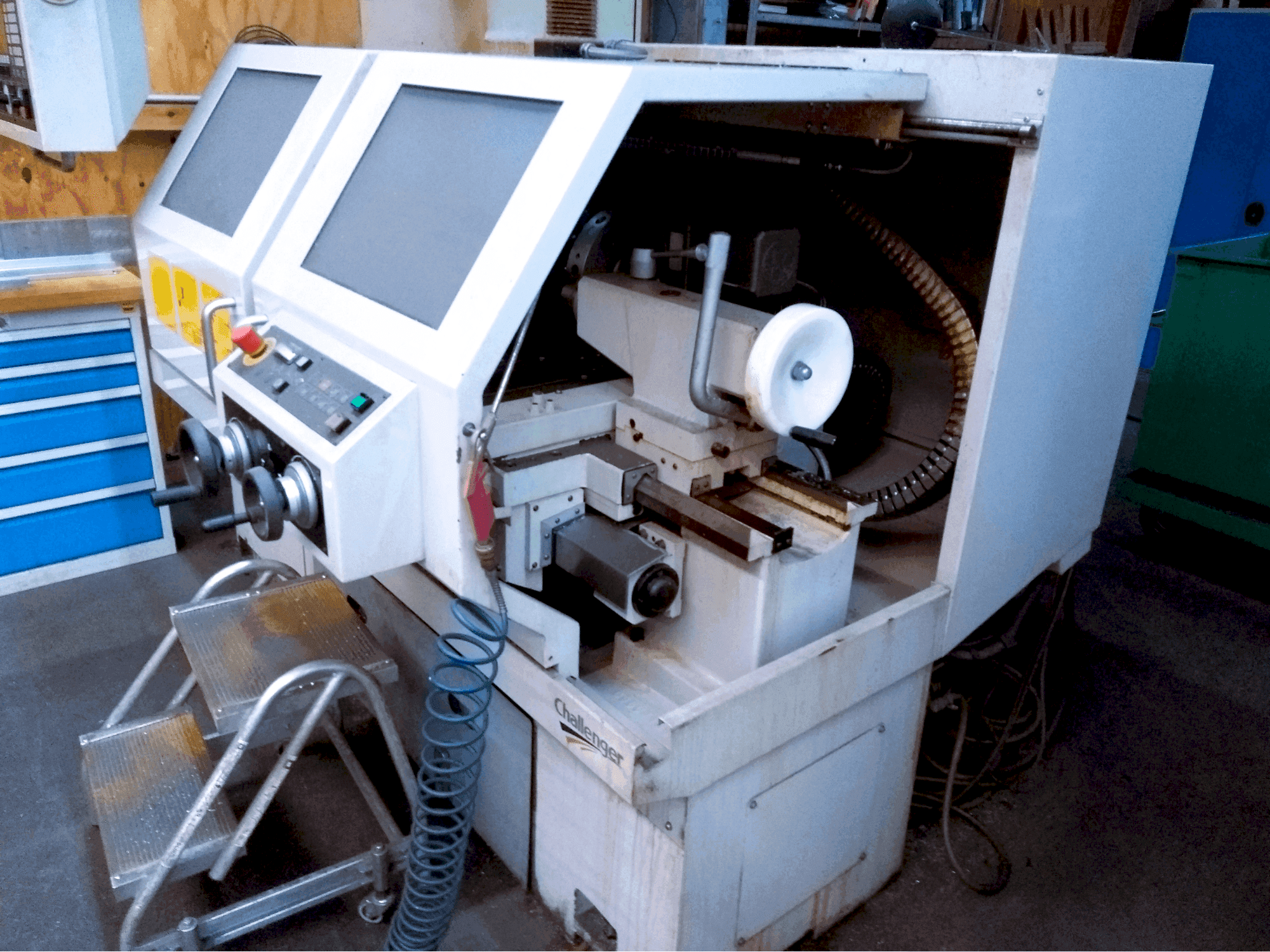 Koneen  Challenger MICROTURN BNC 446 etunäkymä