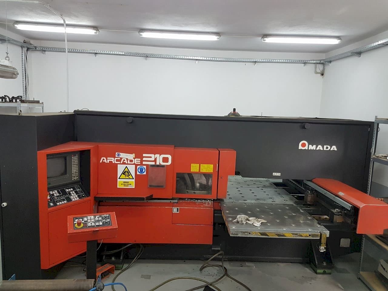 Koneen  AMADA ARCADE 210 etunäkymä