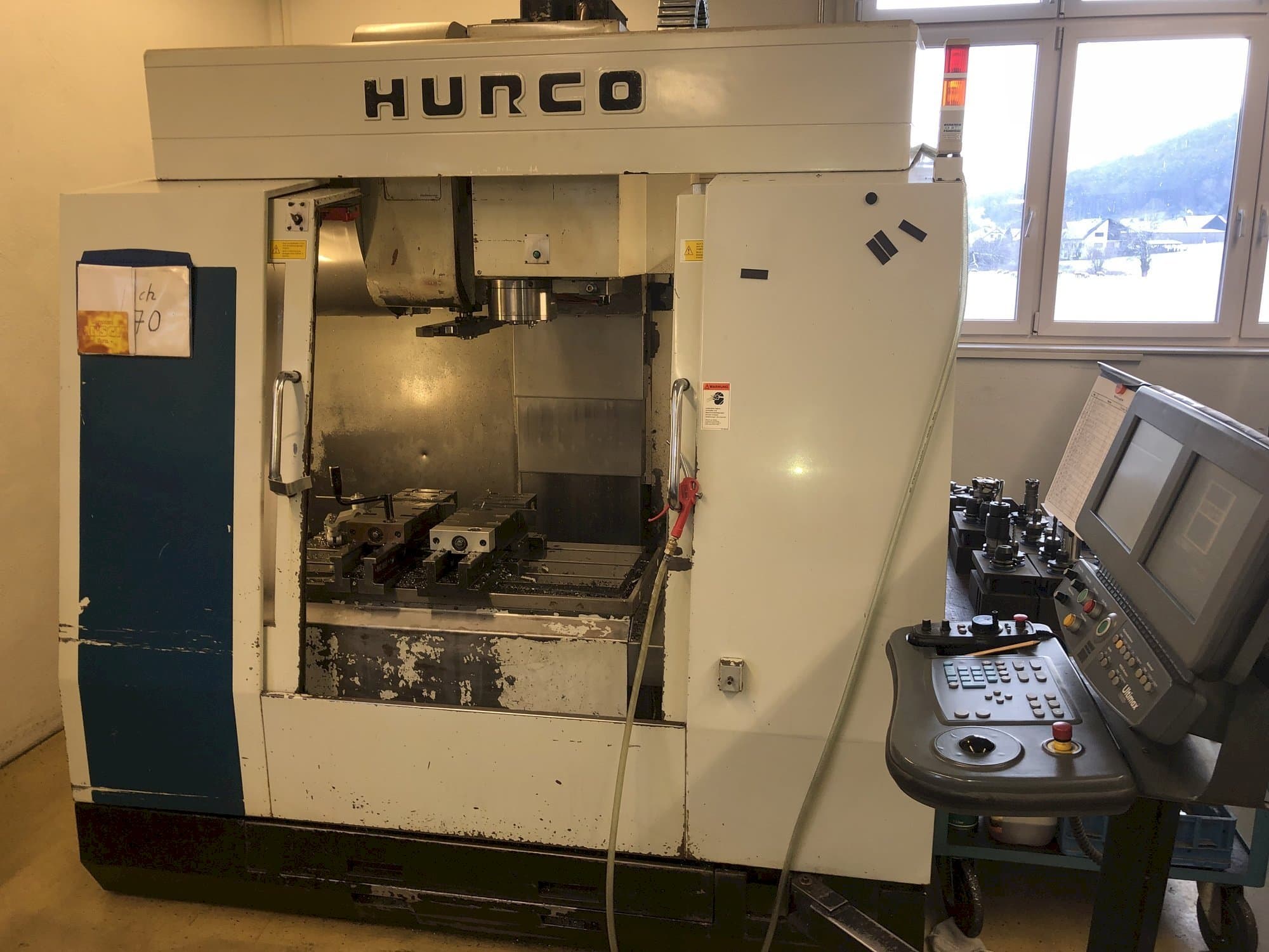 Koneen  Hurco BMC 30M etunäkymä