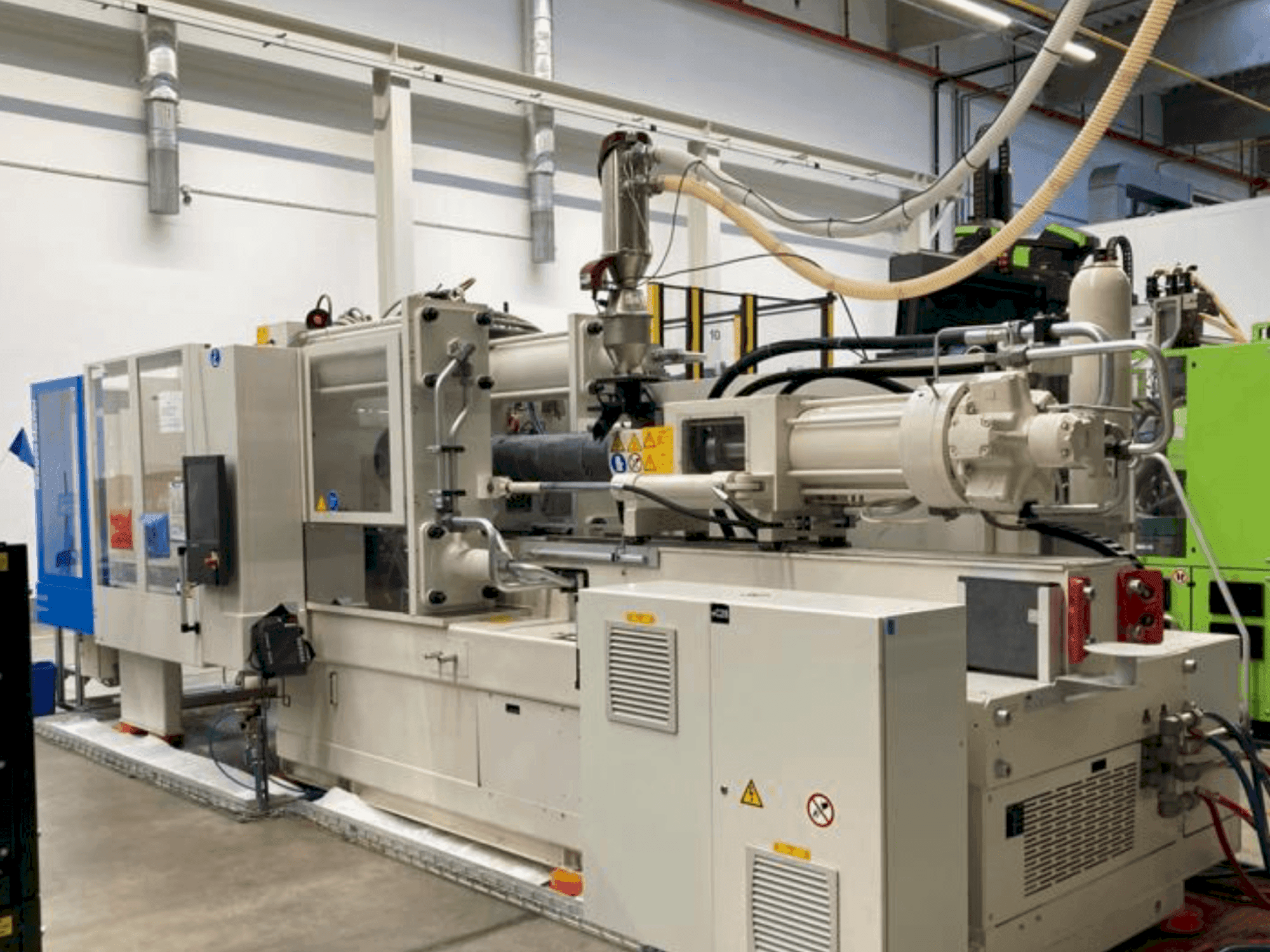 Koneen  Krauss Maffei 420-2000 CX etunäkymä