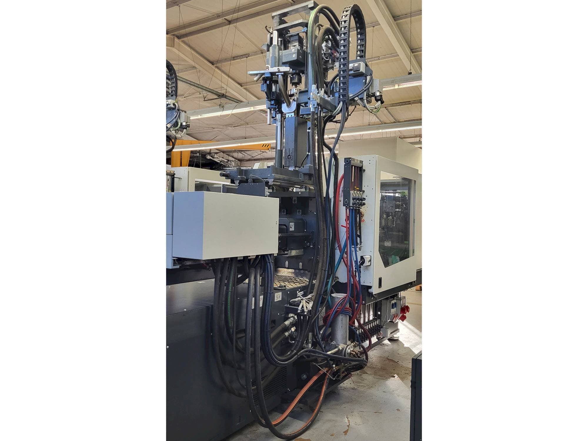 Koneen  Sumitomo SHI DEMAG Systec Multi 120/470-200h/80V vasemman sivun näkymä