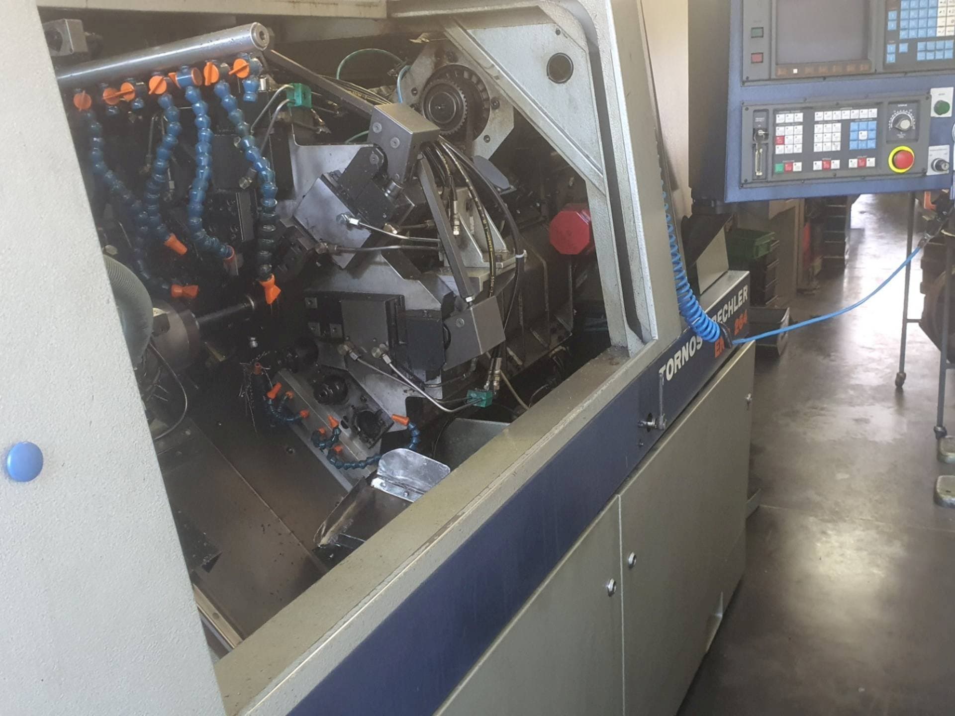 Koneen  Tornos-Bechler ENC 264 etunäkymä