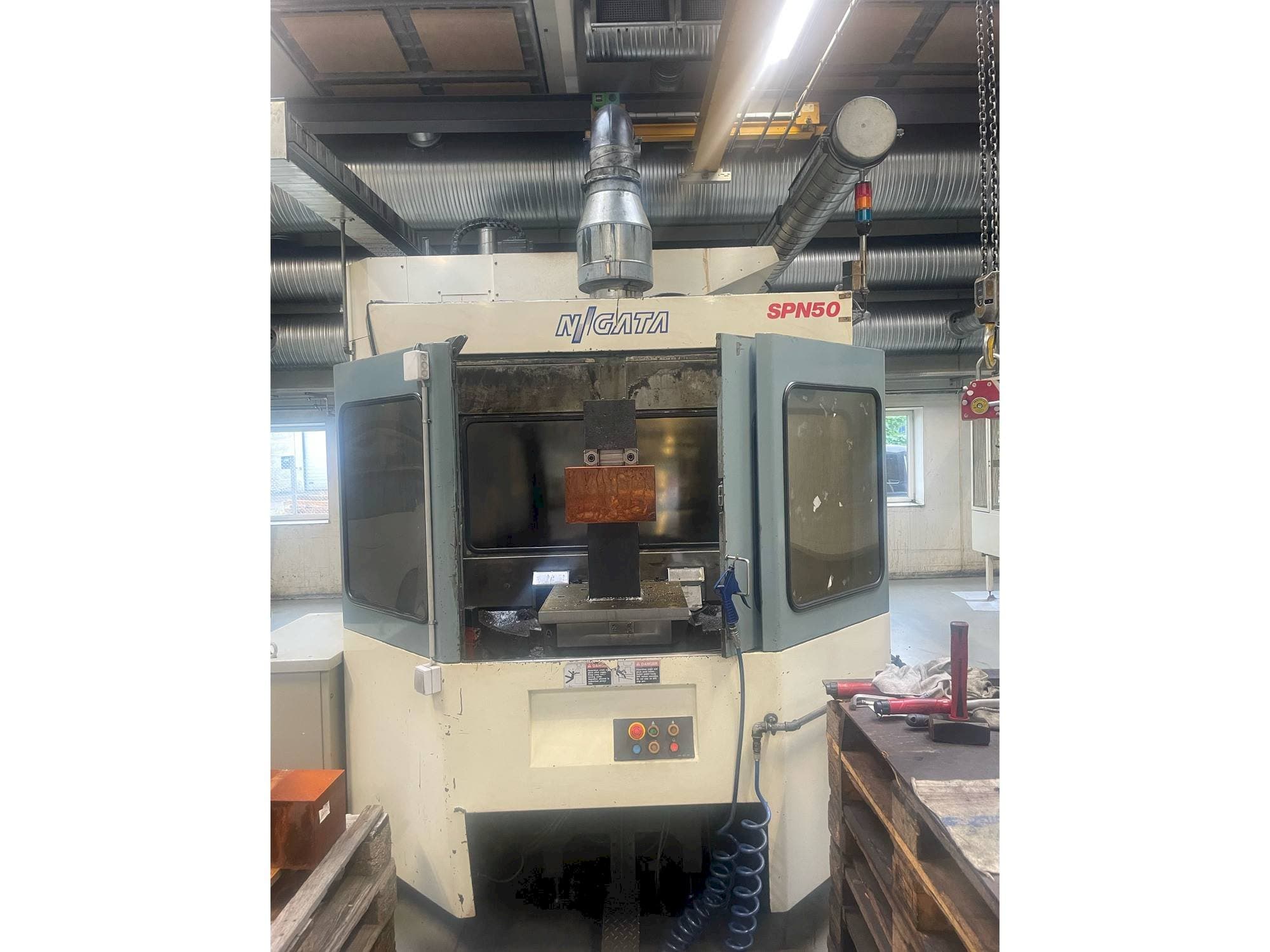 Koneen  Niigata SPN 50 etunäkymä