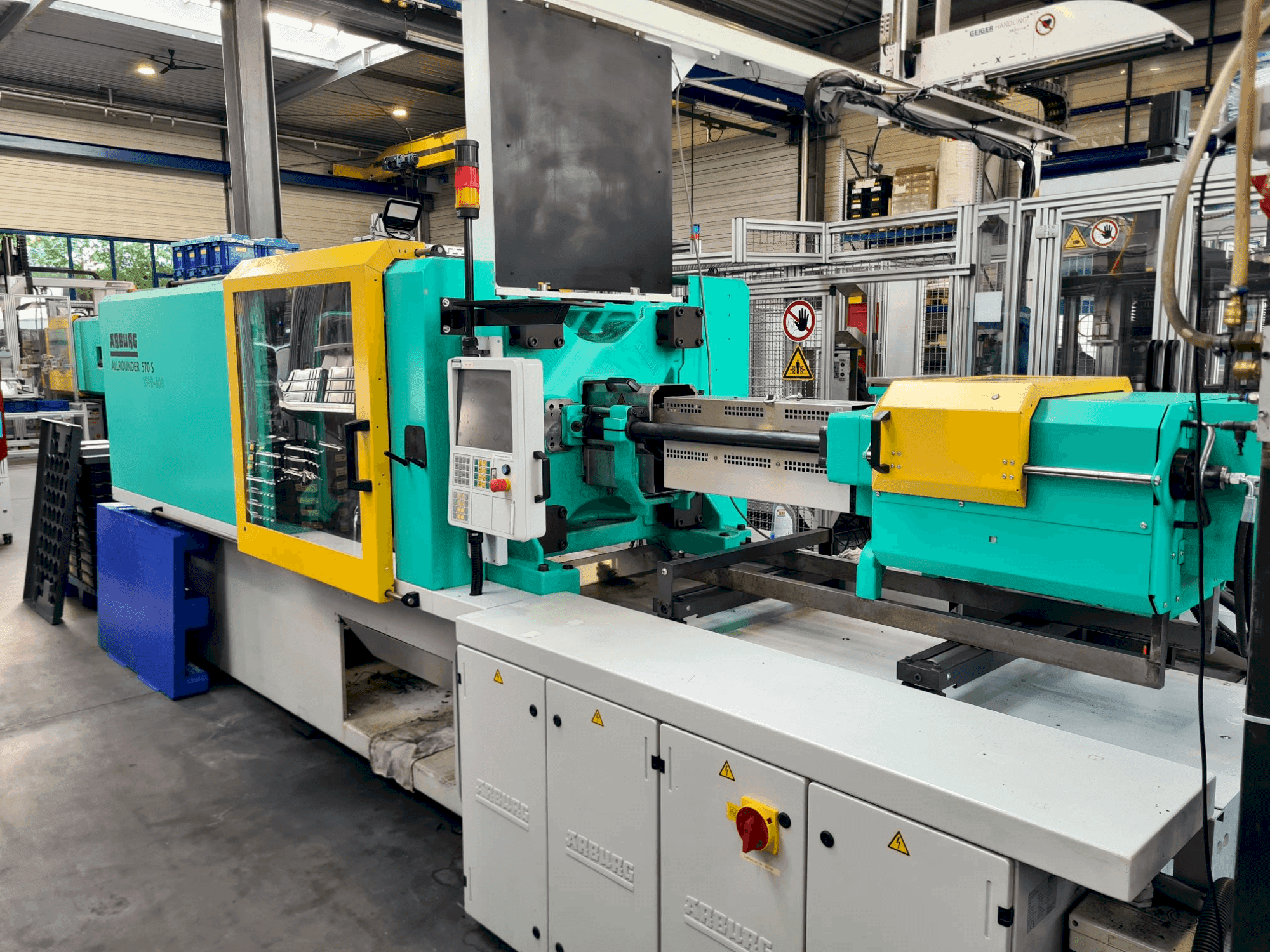 Koneen  Arburg Allrounder 570S 1600-400 etunäkymä